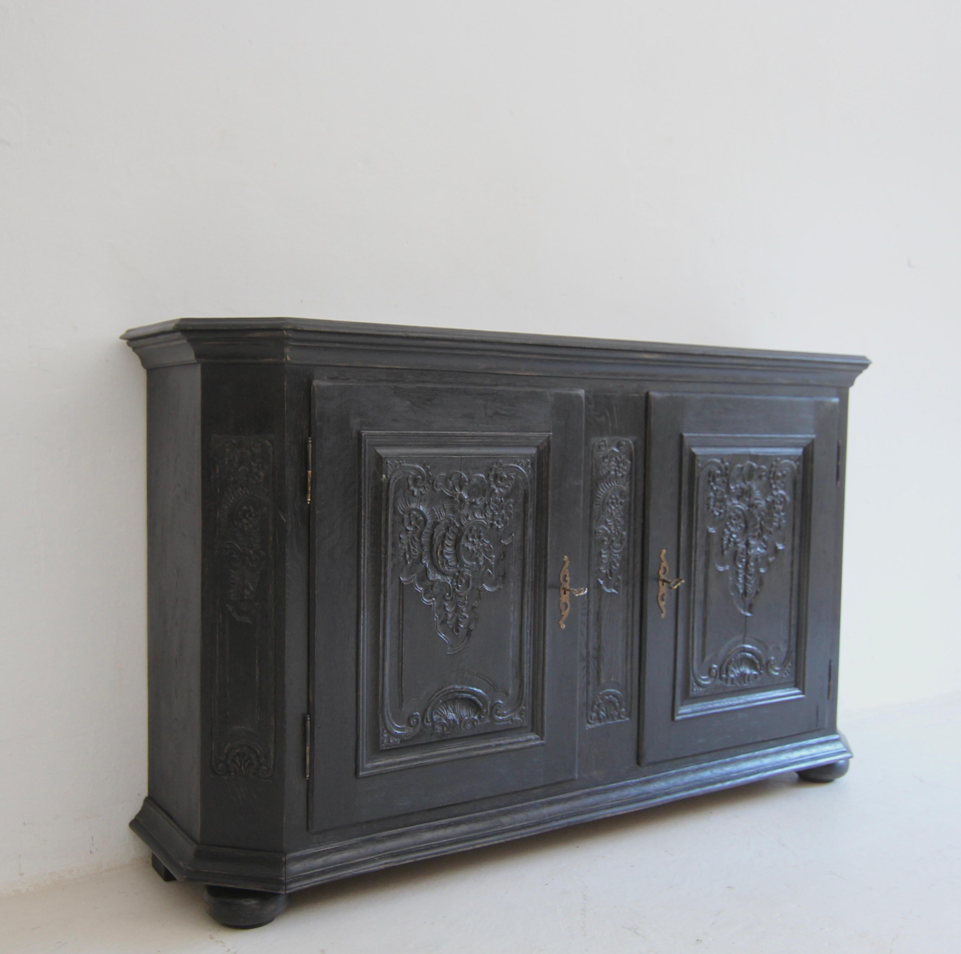 Sideboard oder Buffet aus ebonisierter deutscher Eiche aus der Zeit um 1800 im Zustand „Gut“ im Angebot in Dusseldorf, DE