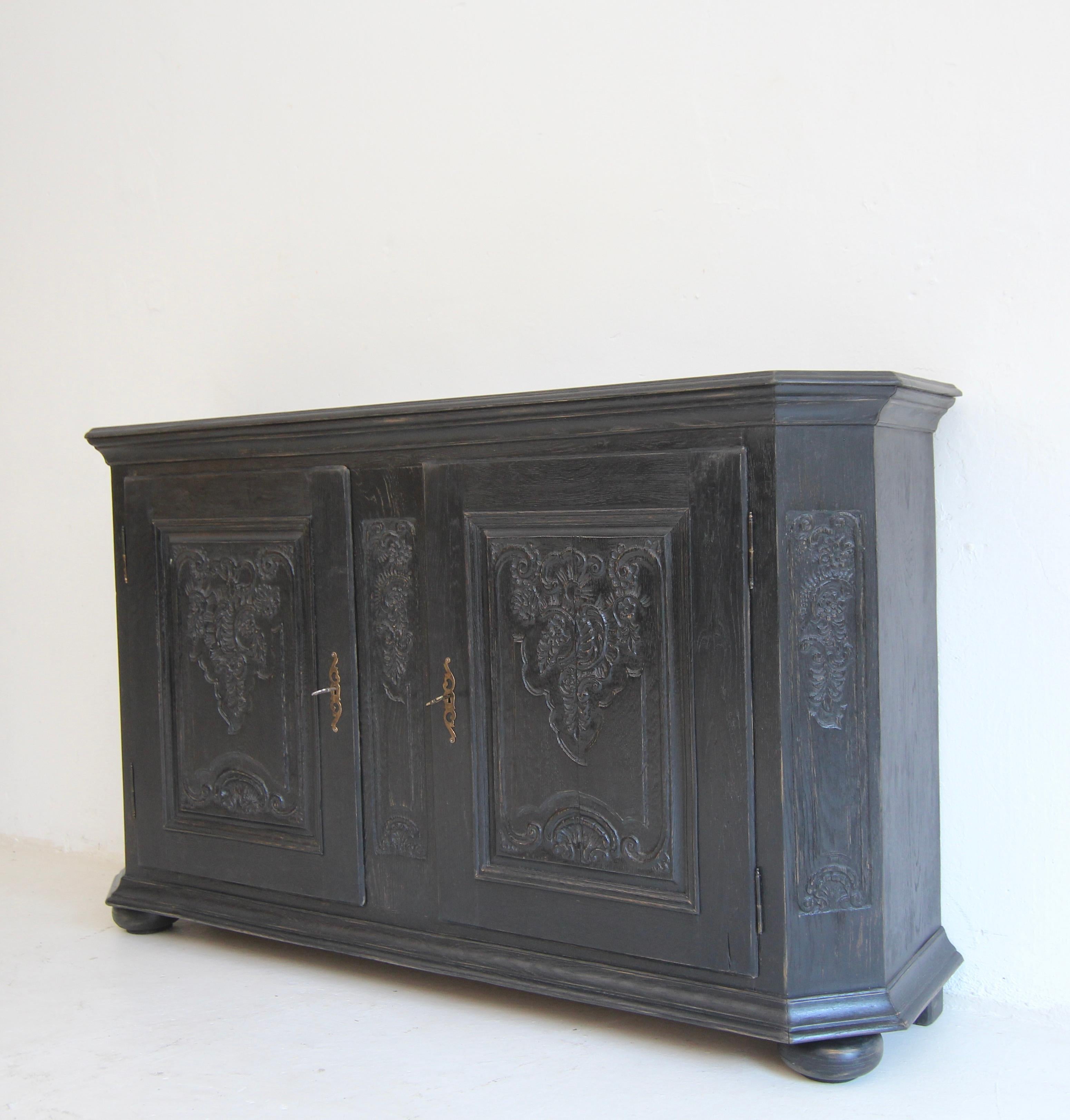 Sideboard oder Buffet aus ebonisierter deutscher Eiche aus der Zeit um 1800 (18. Jahrhundert) im Angebot