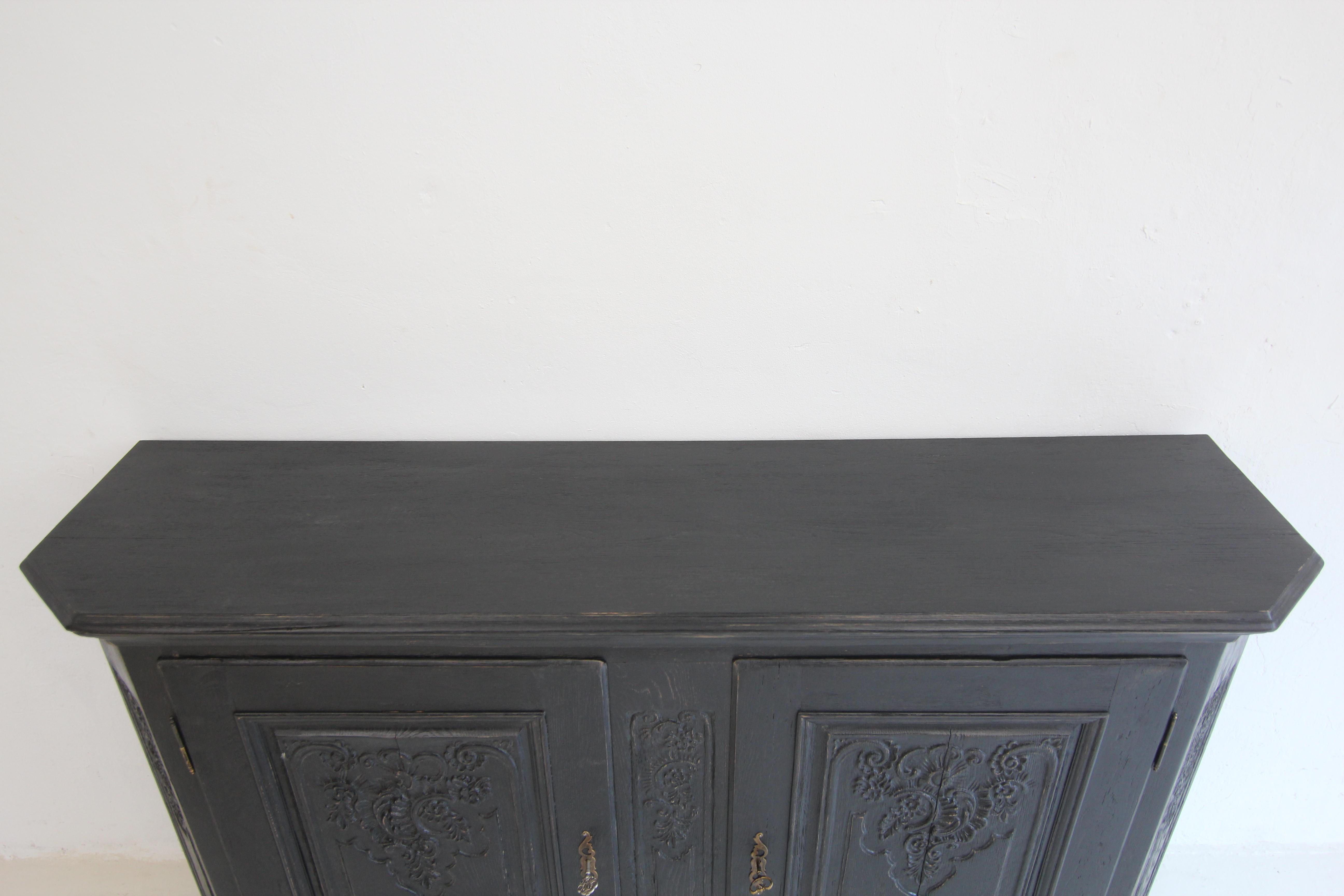 Sideboard oder Buffet aus ebonisierter deutscher Eiche aus der Zeit um 1800 (Eichenholz) im Angebot