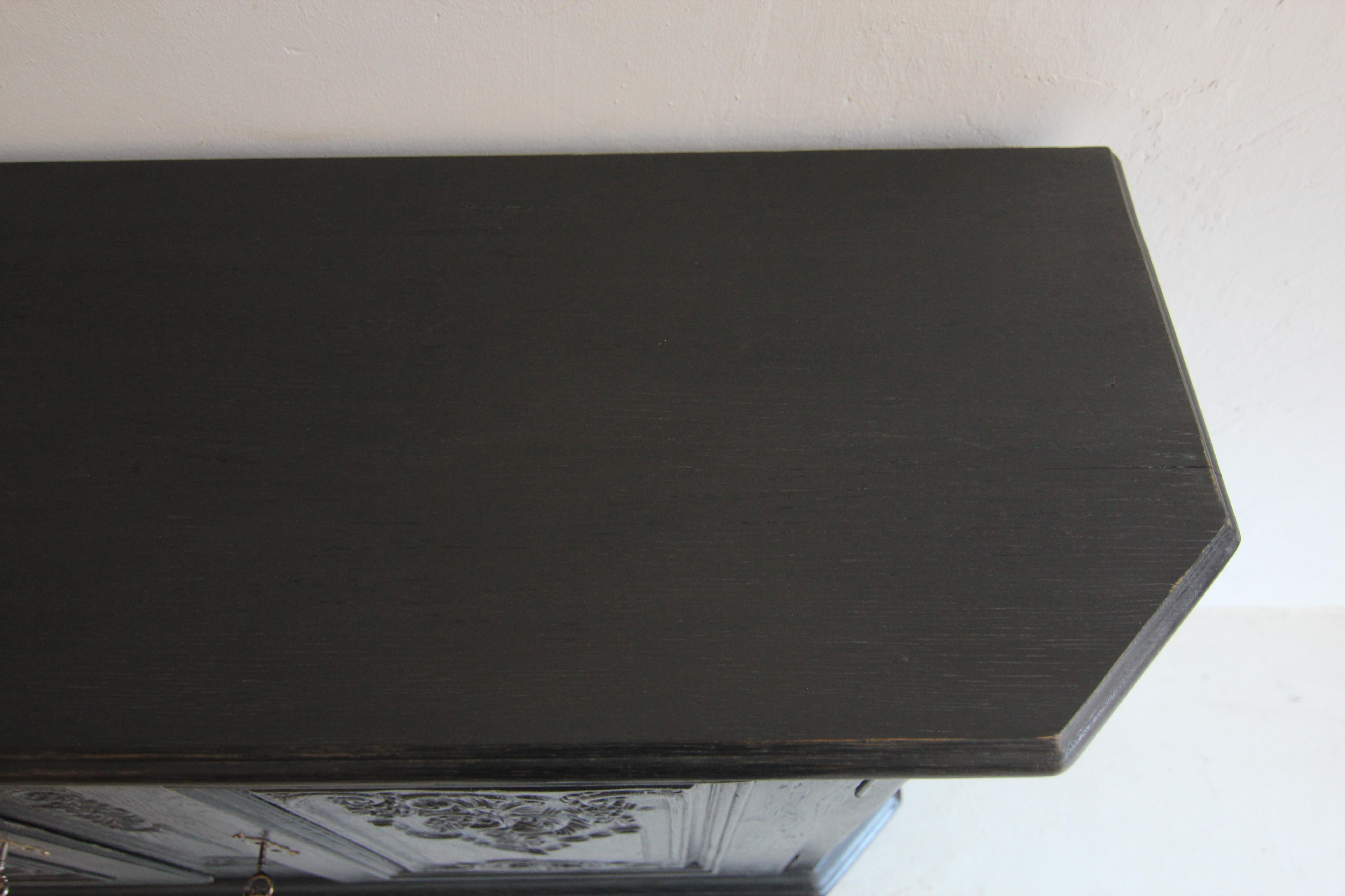 Sideboard oder Buffet aus ebonisierter deutscher Eiche aus der Zeit um 1800 im Angebot 1