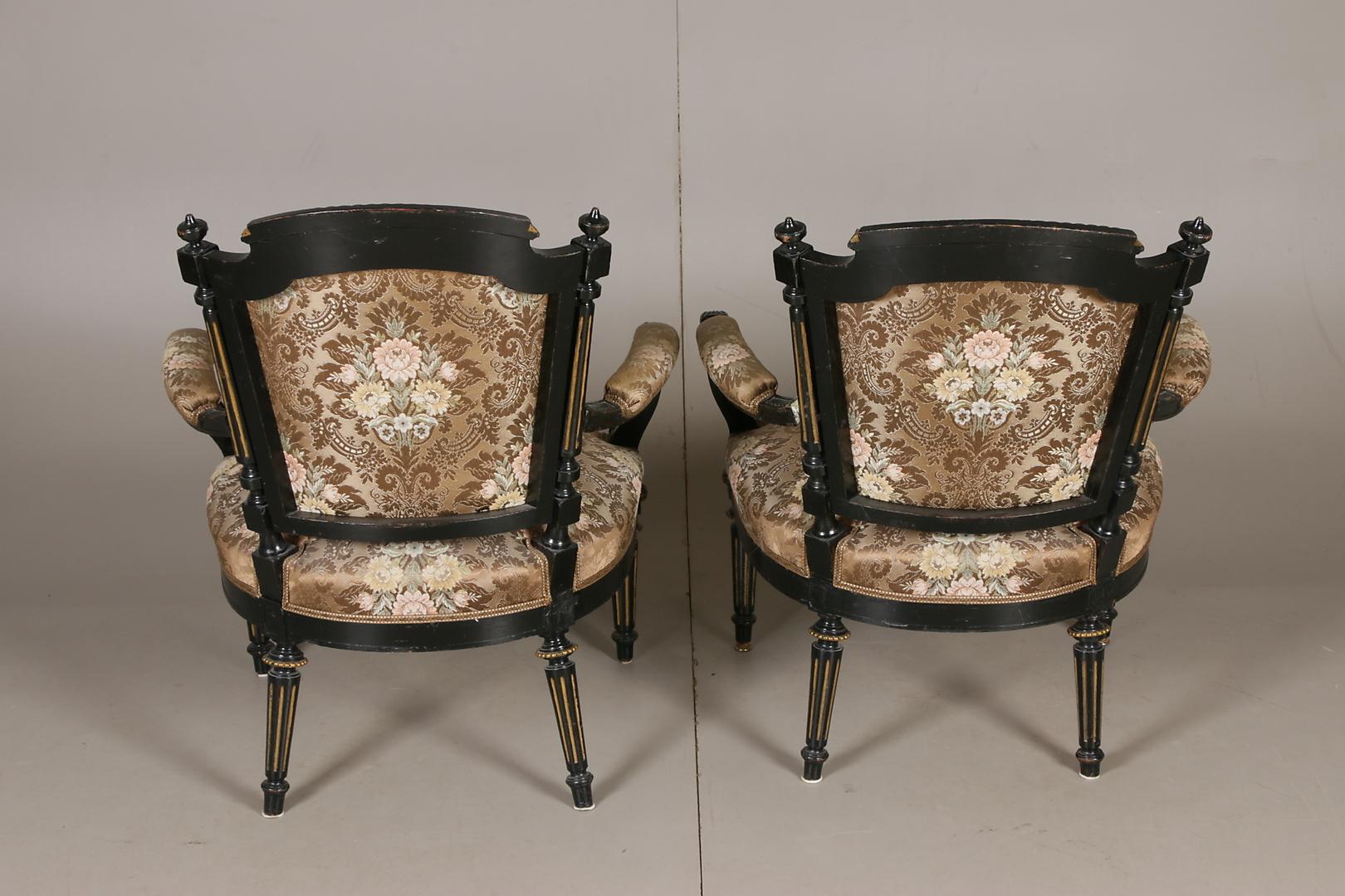 Armchairs upholstered on seat, back and armrest.
Cut and turned decor, partly gilded, backrest with foliage decoration
Backrest height 87, seat height 38.5, seat depth 52 and width 69 cm.