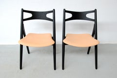 Sedie Hans Wegner Sawbuck ebanizzate in ottime condizioni con sedili in pelle.