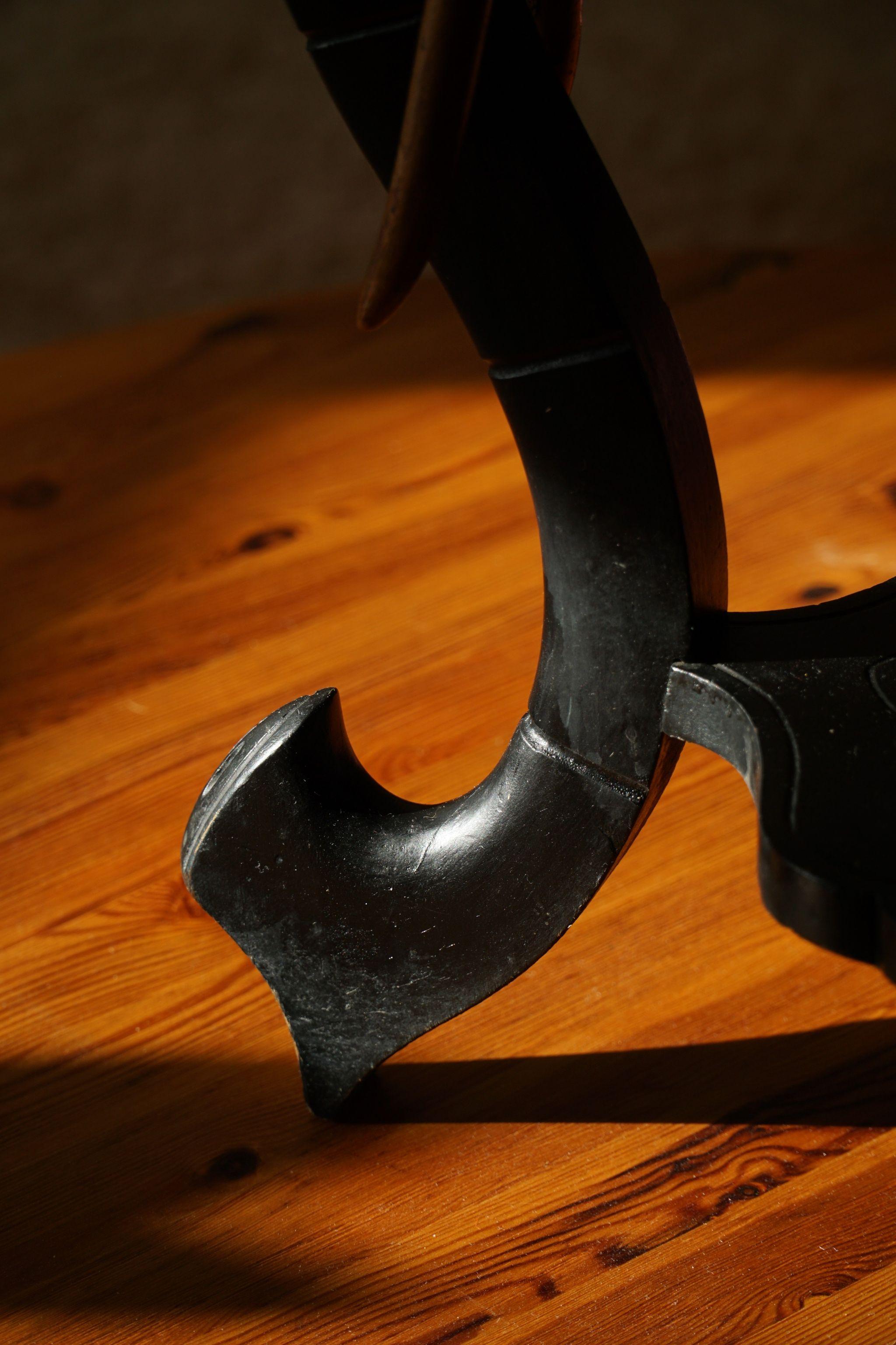 Bois de feuillus Table d'appoint en bois dur ébénisé avec 3 pieds à tête d'éléphant, Inde orientale, années 1920 en vente