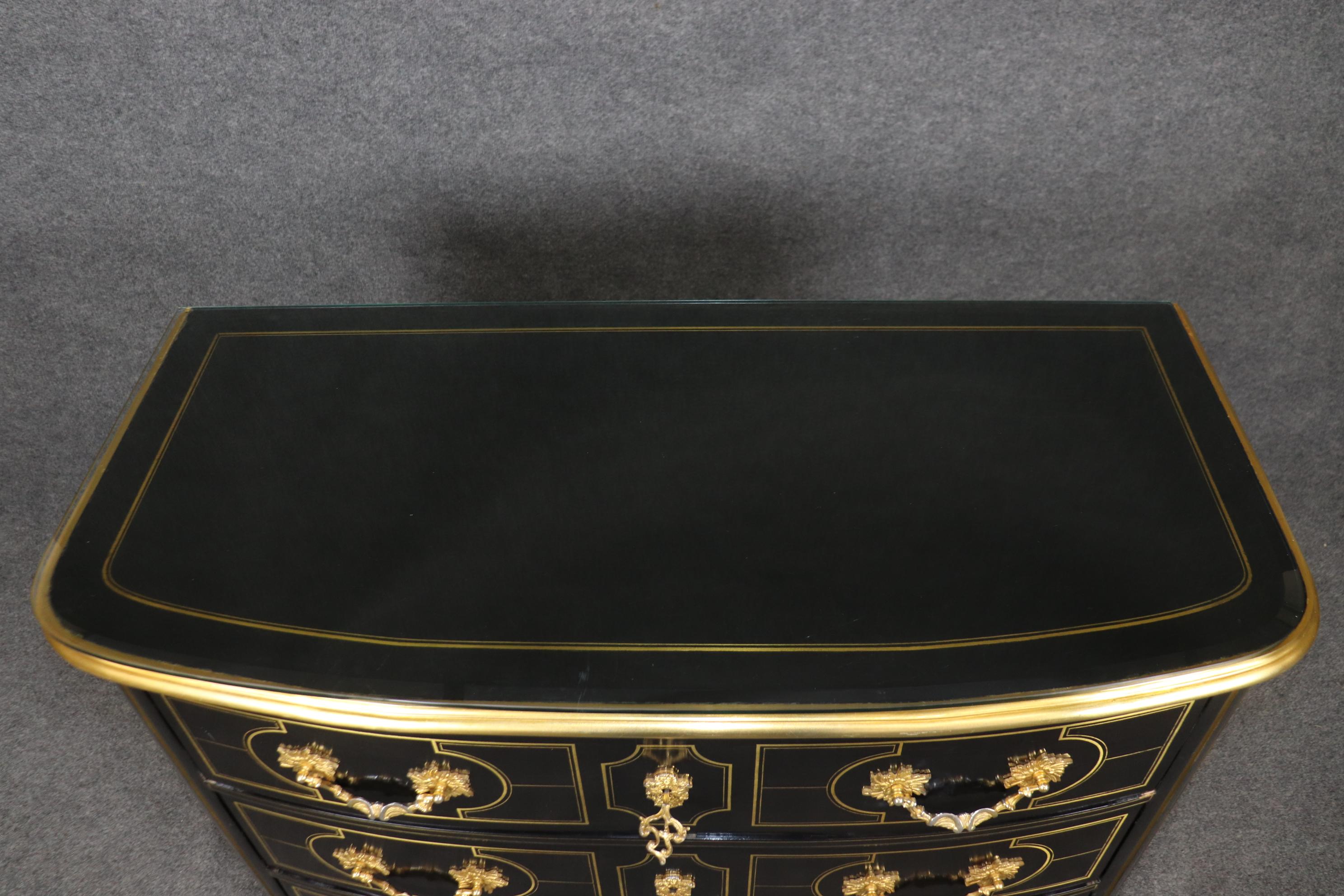 Commode in ottone intarsiato e bronzo con piano in vetro, laccato ebanizzato. in vendita 3