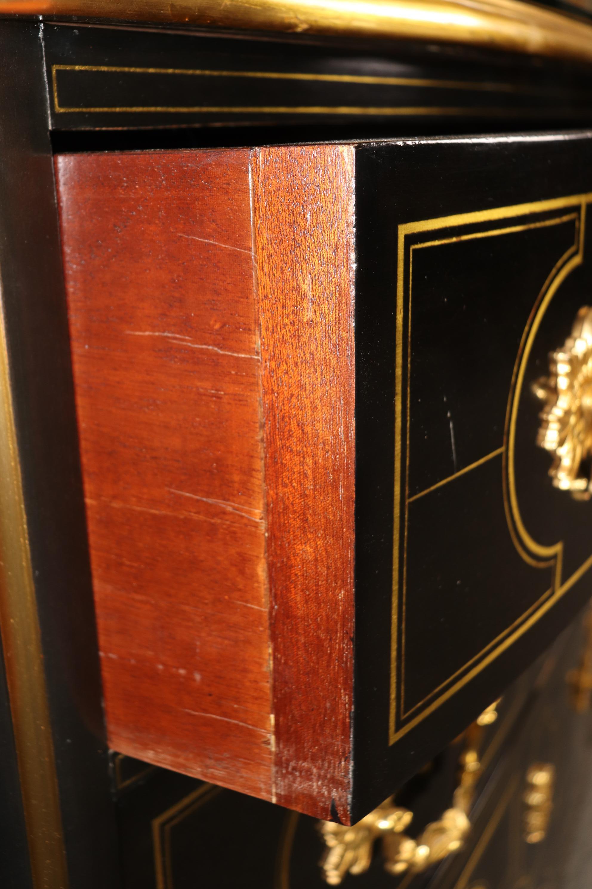 Commode in ottone intarsiato e bronzo con piano in vetro, laccato ebanizzato. in vendita 4