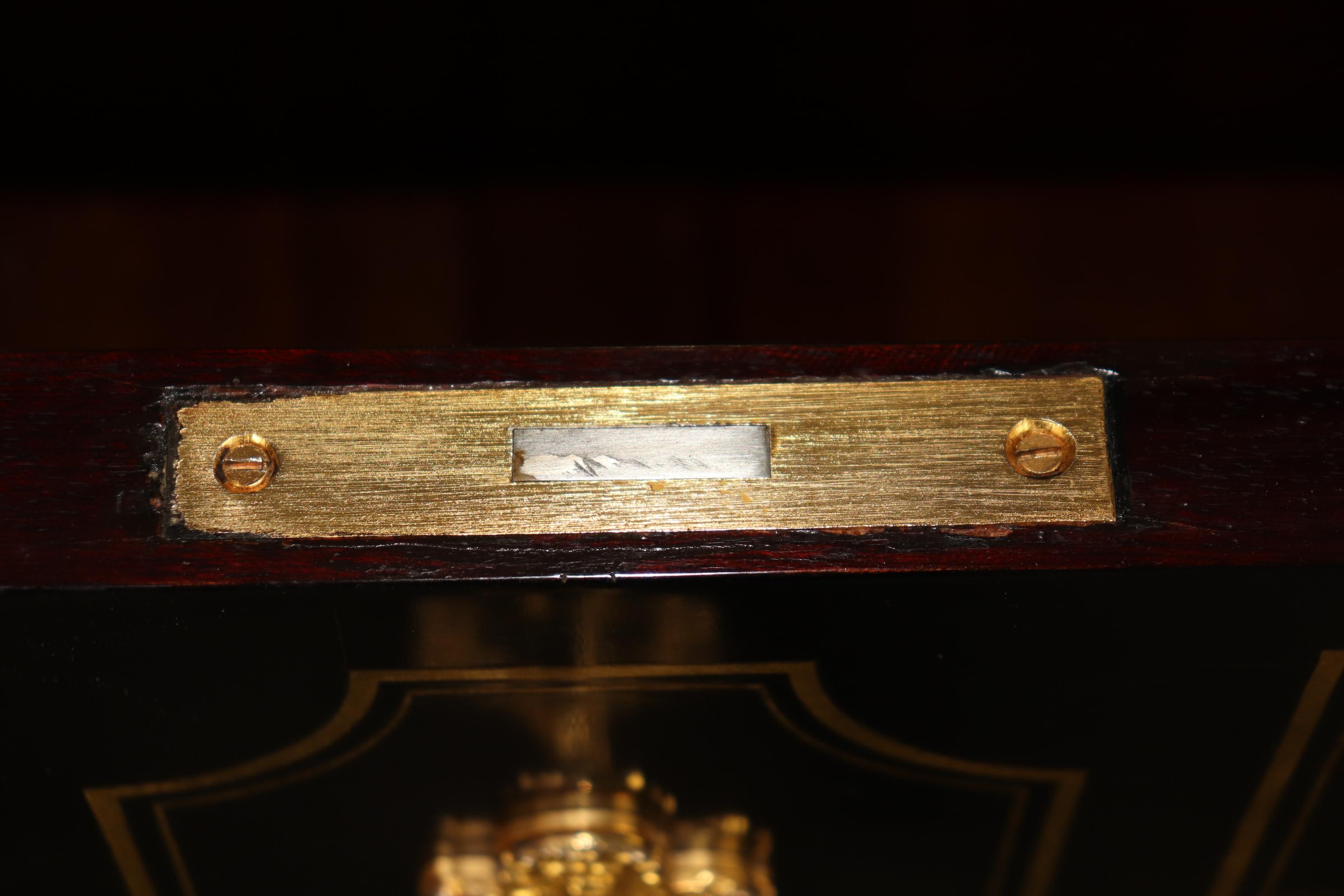 Commode in ottone intarsiato e bronzo con piano in vetro, laccato ebanizzato. in vendita 5