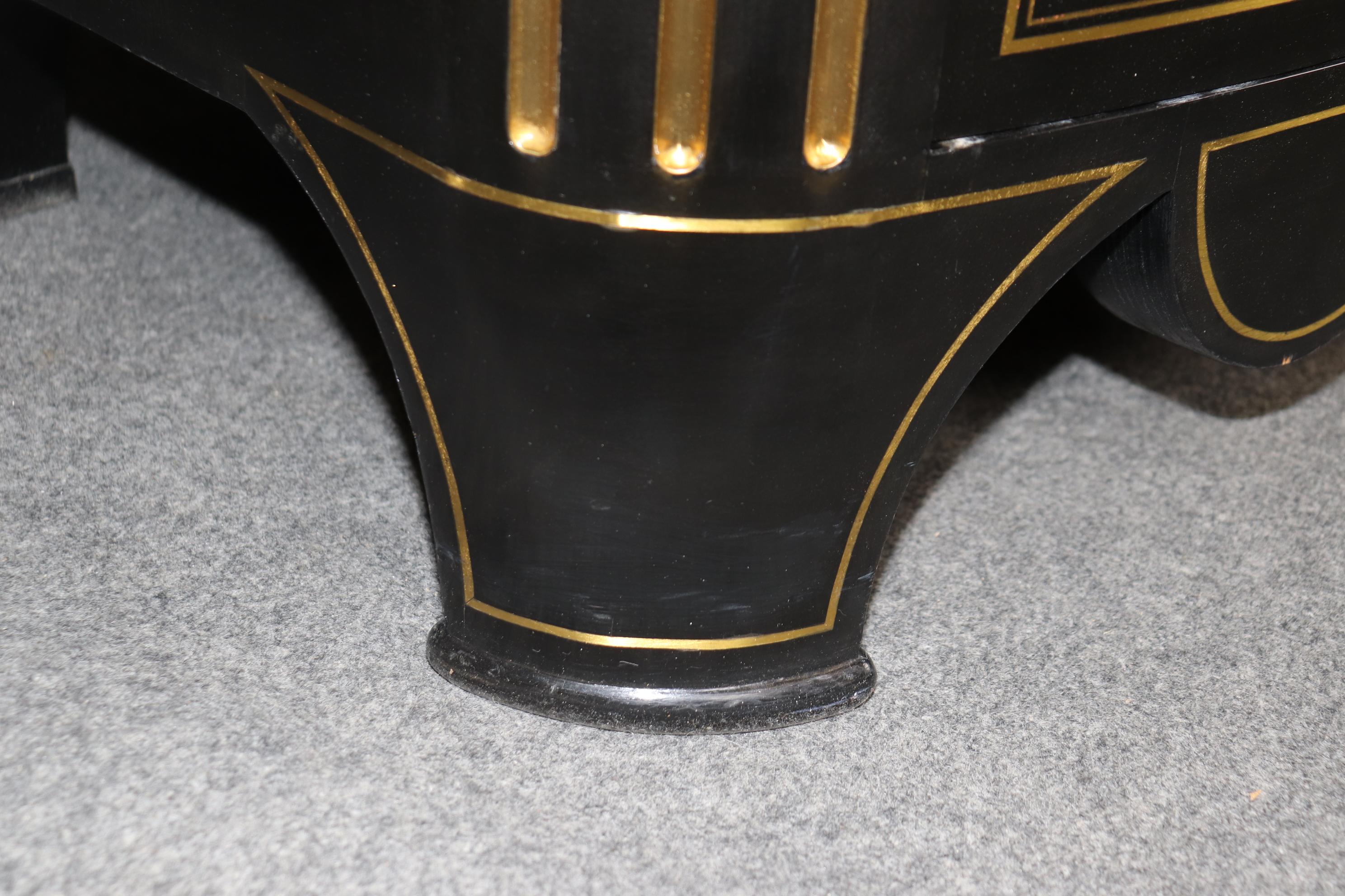 Commode in ottone intarsiato e bronzo con piano in vetro, laccato ebanizzato. in vendita 6
