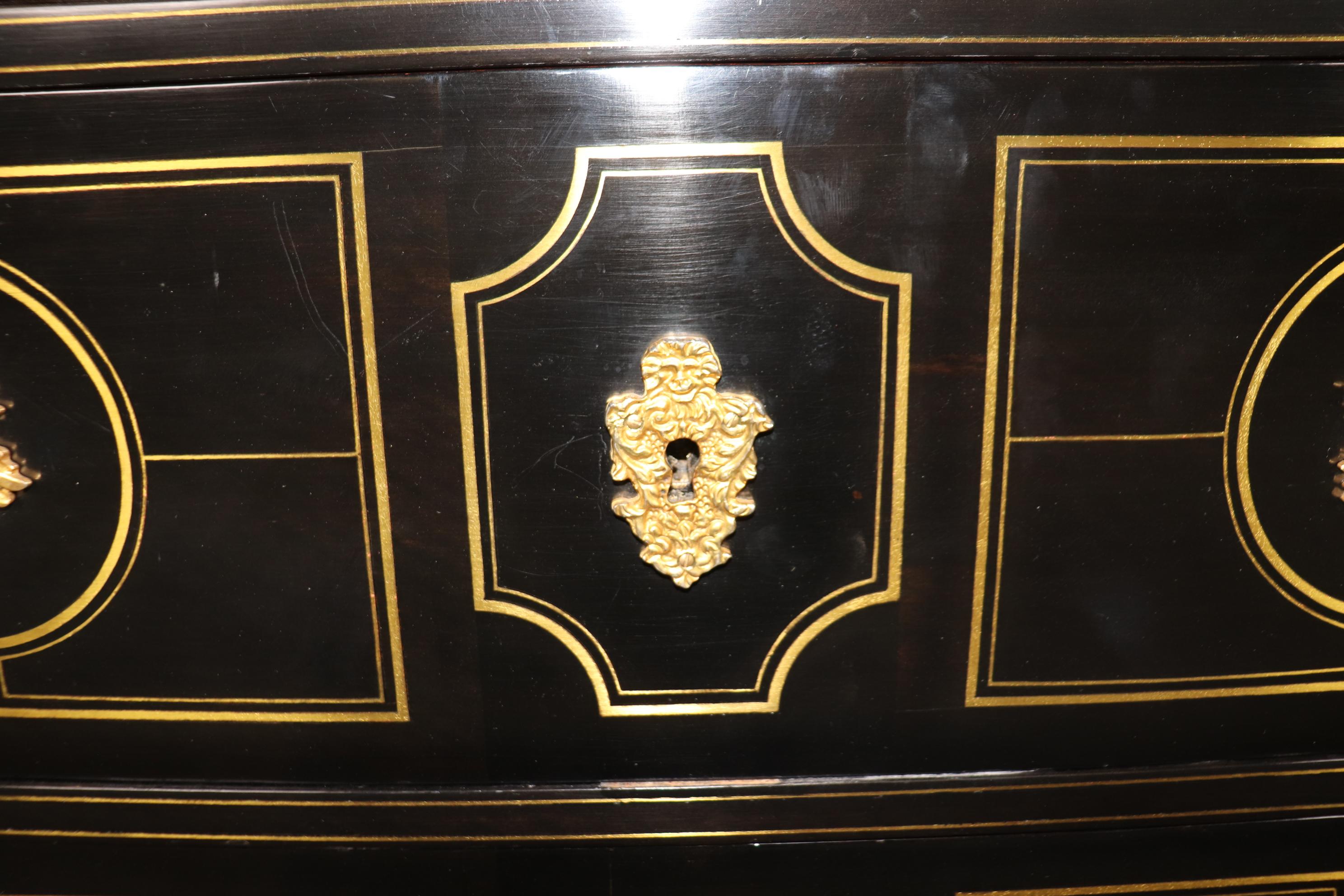 Commode in ottone intarsiato e bronzo con piano in vetro, laccato ebanizzato. in vendita 7