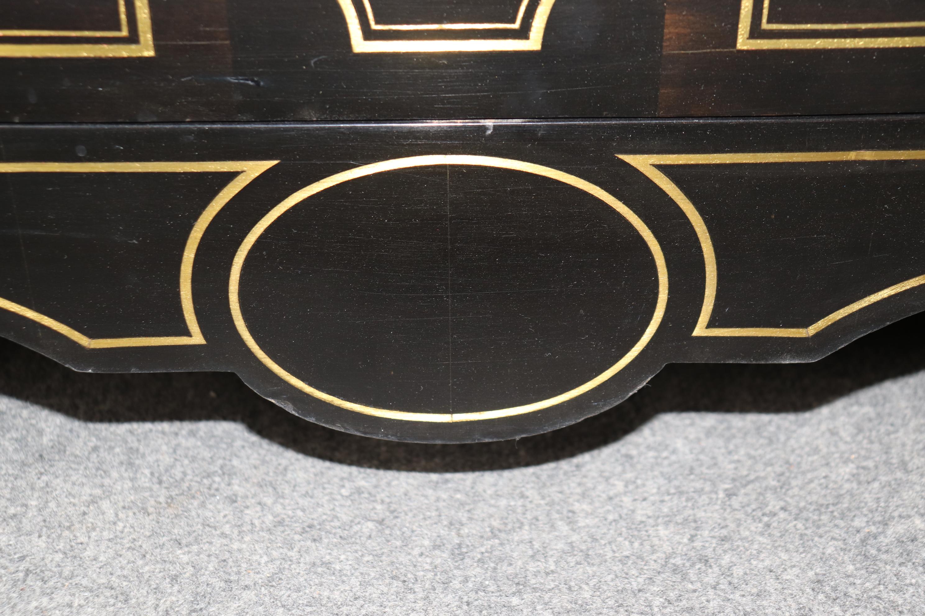 Commode in ottone intarsiato e bronzo con piano in vetro, laccato ebanizzato. in vendita 8