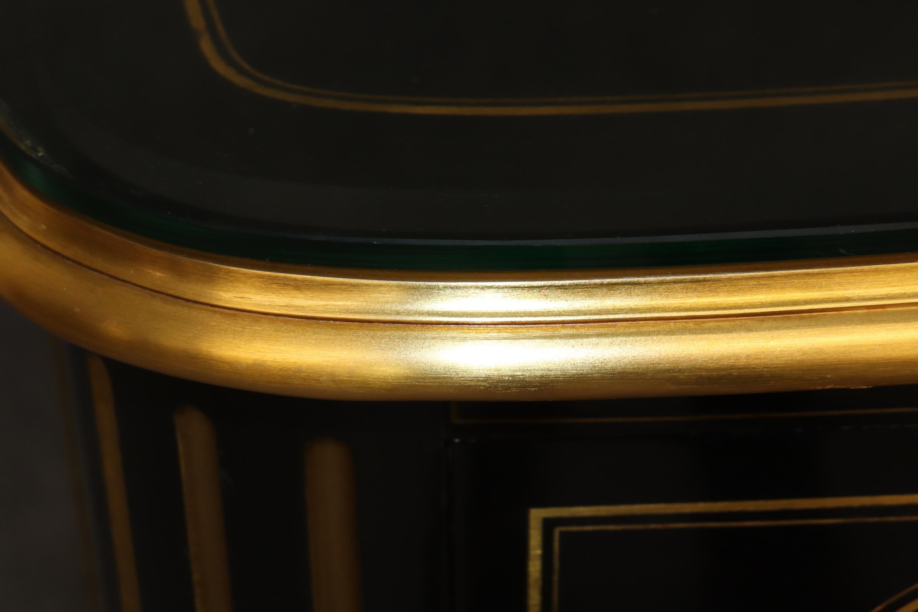 Commode in ottone intarsiato e bronzo con piano in vetro, laccato ebanizzato. in vendita 10