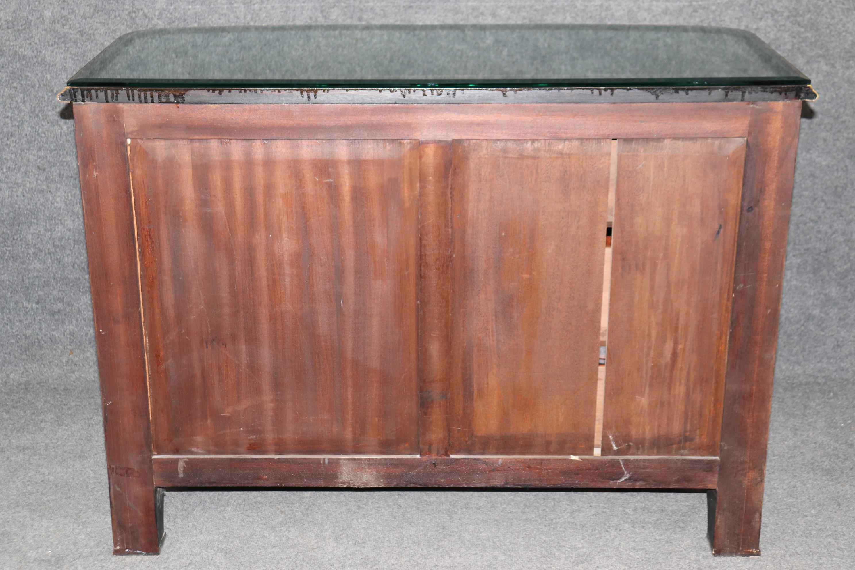 Commode in ottone intarsiato e bronzo con piano in vetro, laccato ebanizzato. in vendita 11