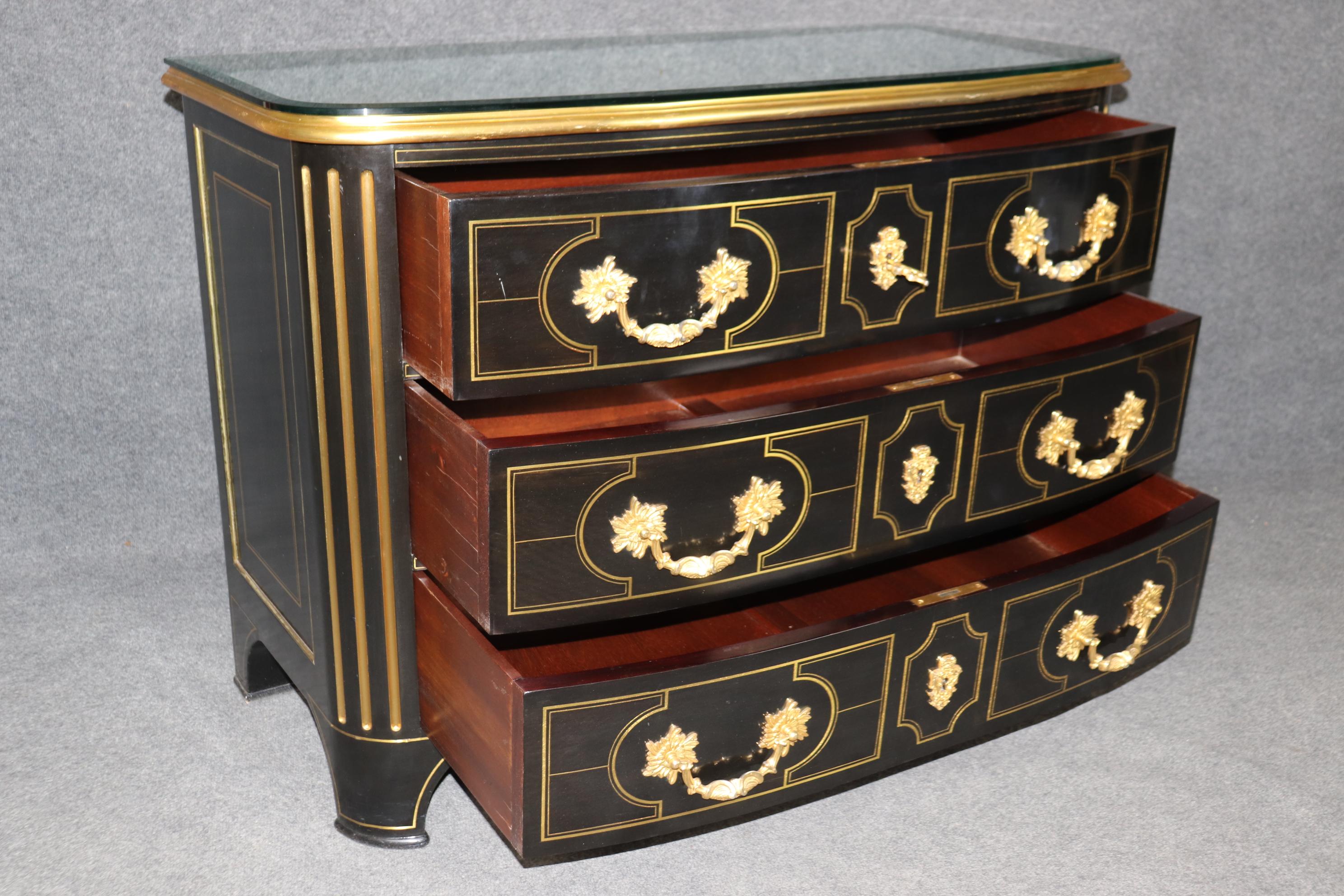 Si tratta di una superba commode realizzata in una ricca e lussuosa lacca nera e intarsiata in ottone con una decadente ferramenta in bronzo. Il pezzo è in buone condizioni e presenta anche un piano in vetro per proteggere la superficie superiore.