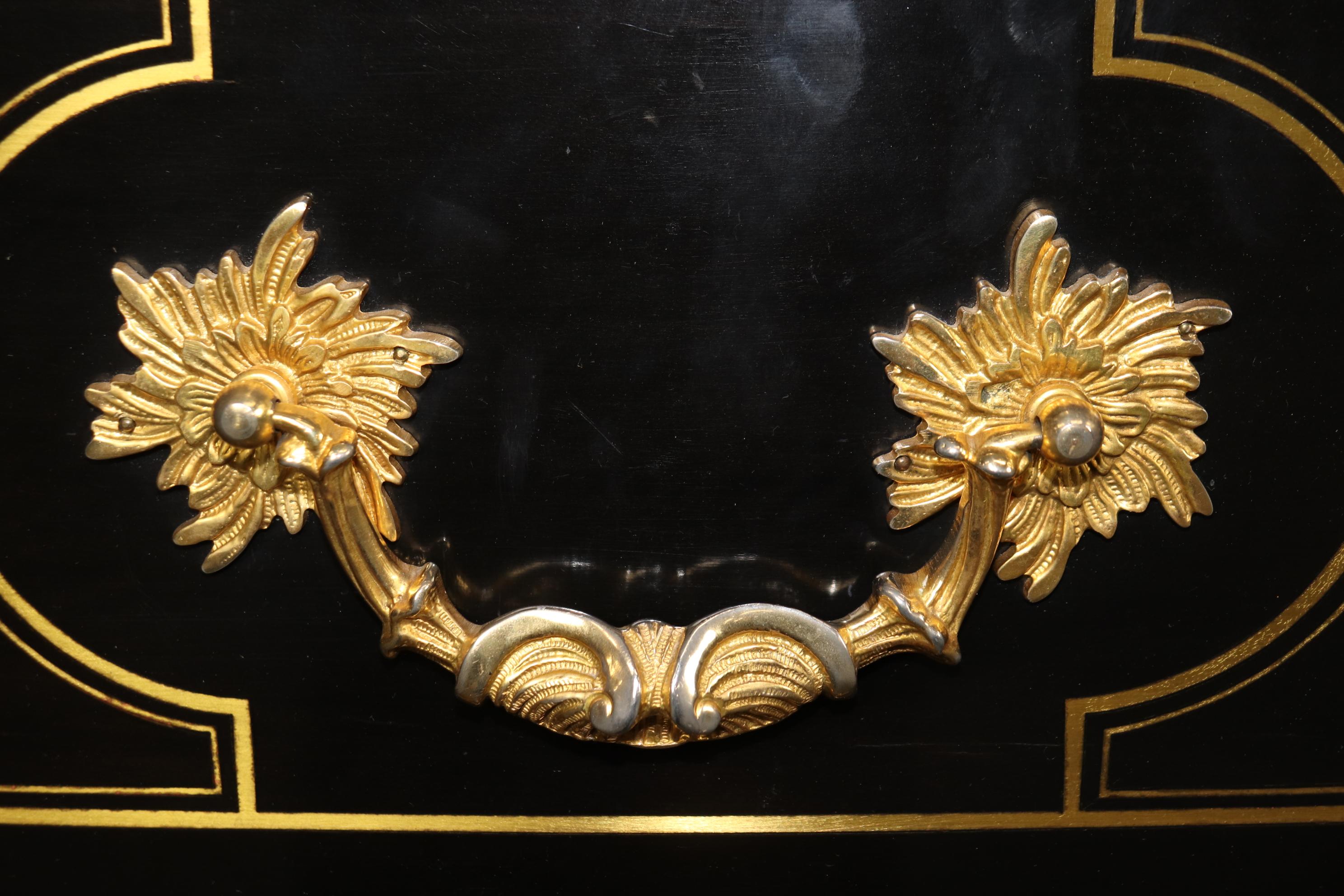 Francese Commode in ottone intarsiato e bronzo con piano in vetro, laccato ebanizzato. in vendita