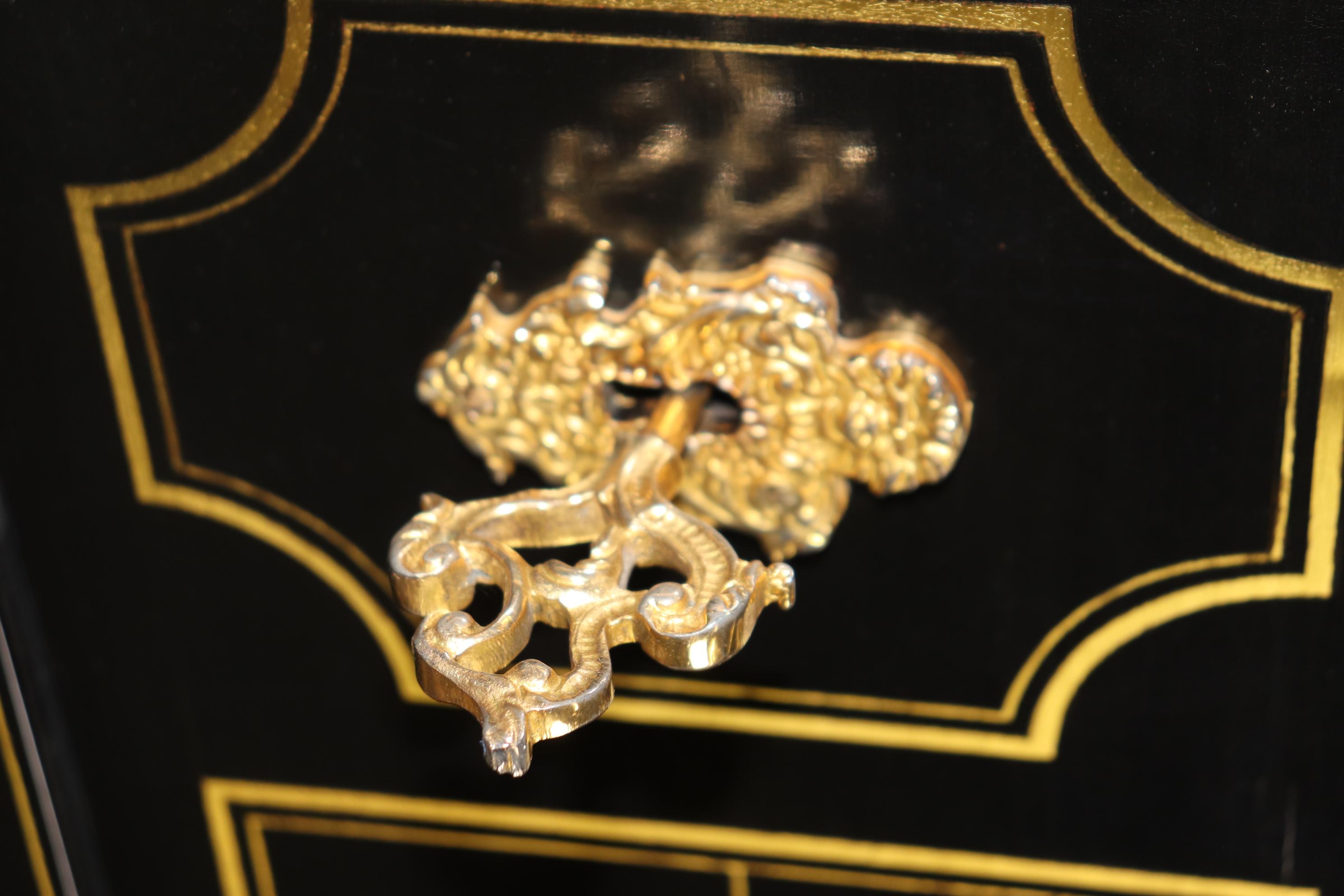 Commode in ottone intarsiato e bronzo con piano in vetro, laccato ebanizzato. In condizioni buone in vendita a Swedesboro, NJ