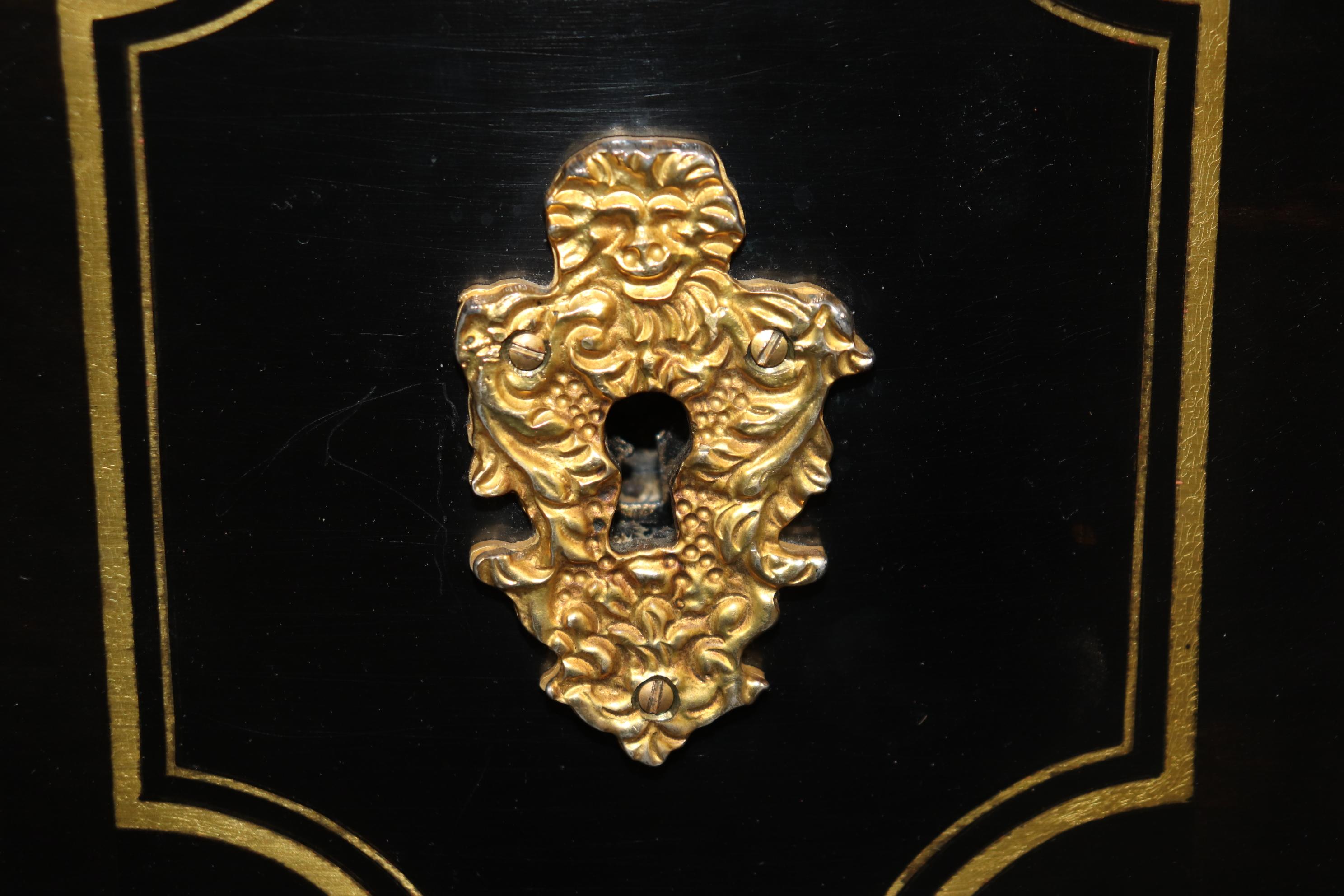 Metà XX secolo Commode in ottone intarsiato e bronzo con piano in vetro, laccato ebanizzato. in vendita