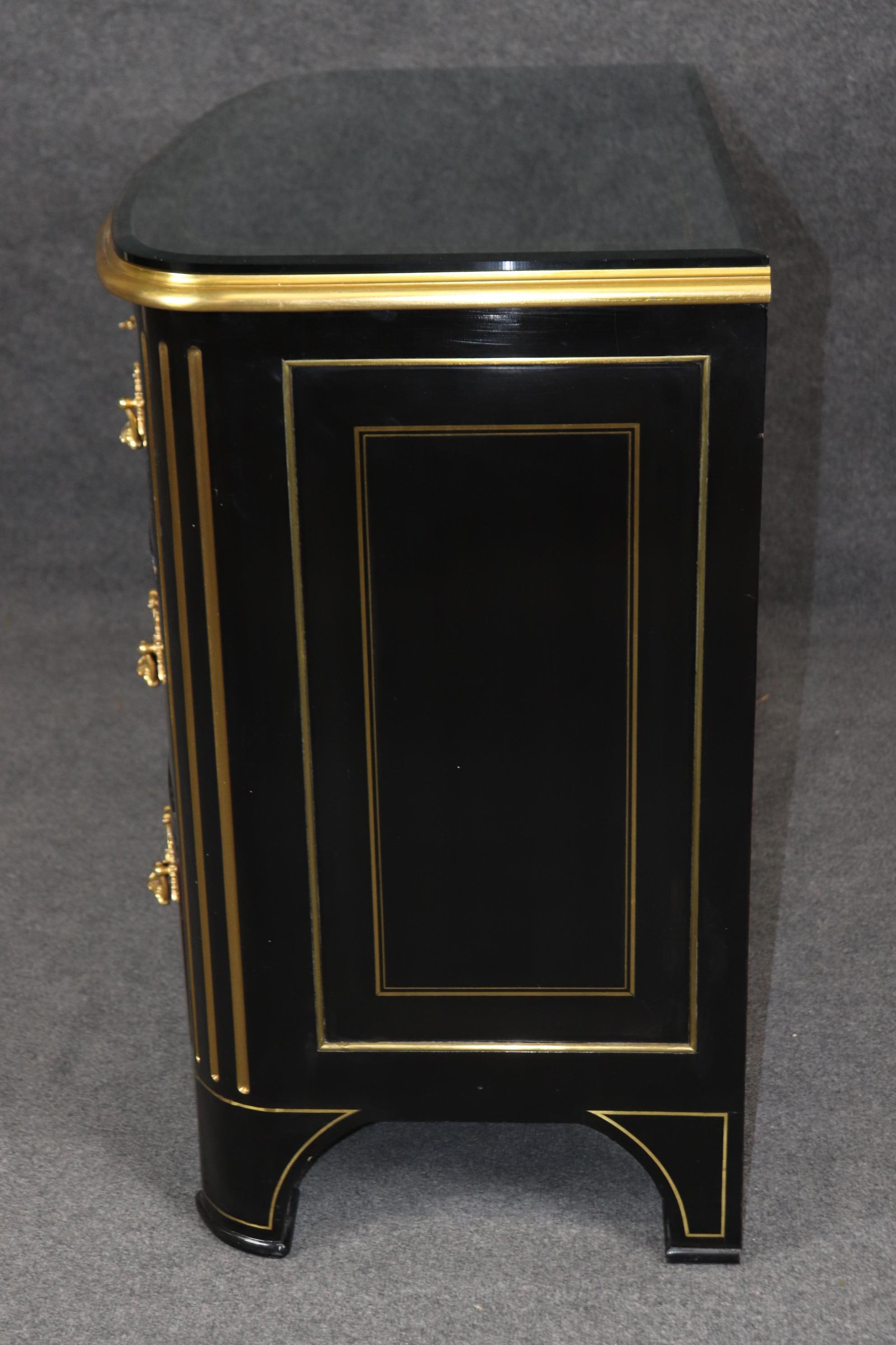 Ottone Commode in ottone intarsiato e bronzo con piano in vetro, laccato ebanizzato. in vendita