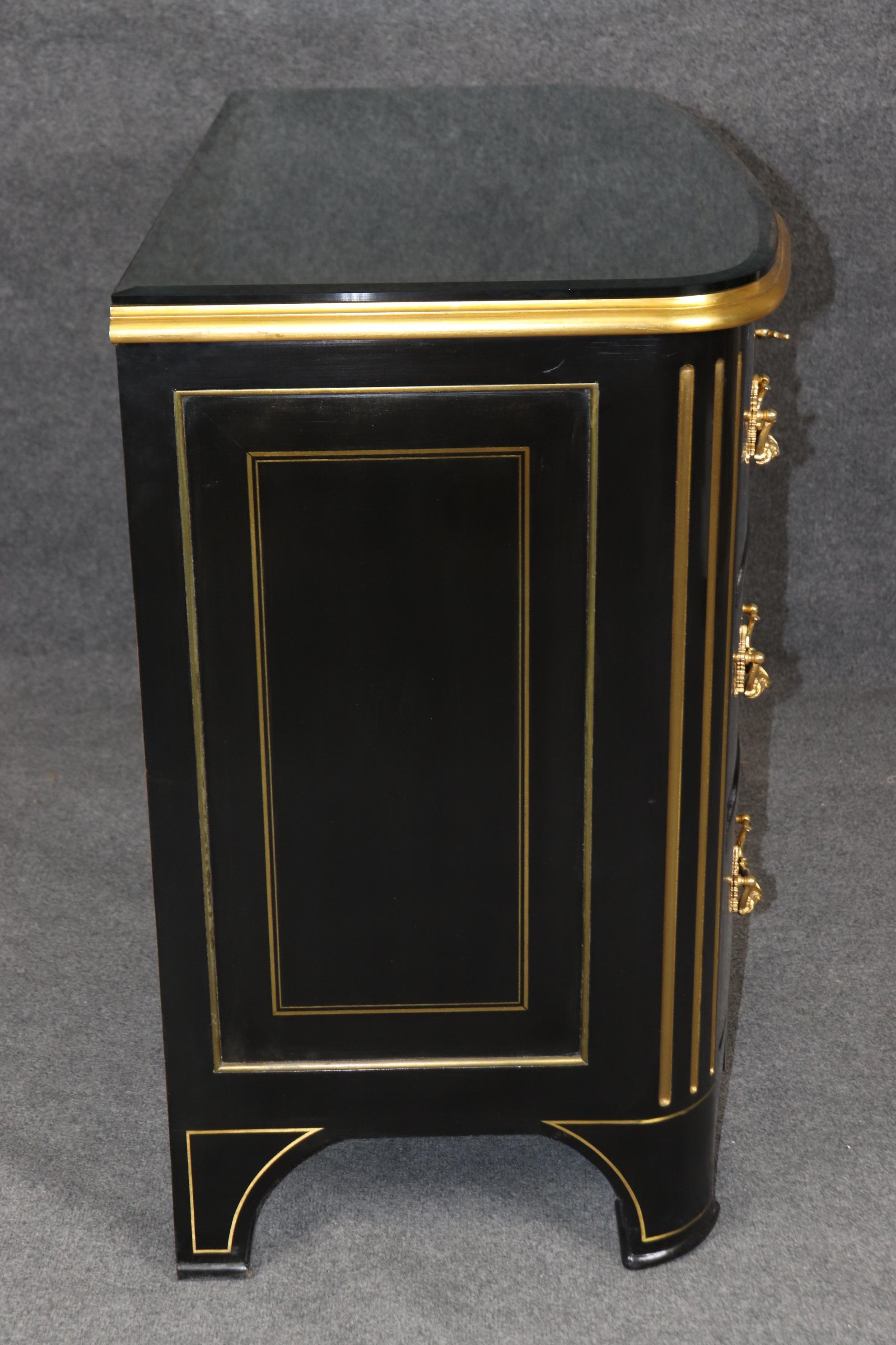 Commode in ottone intarsiato e bronzo con piano in vetro, laccato ebanizzato. in vendita 1