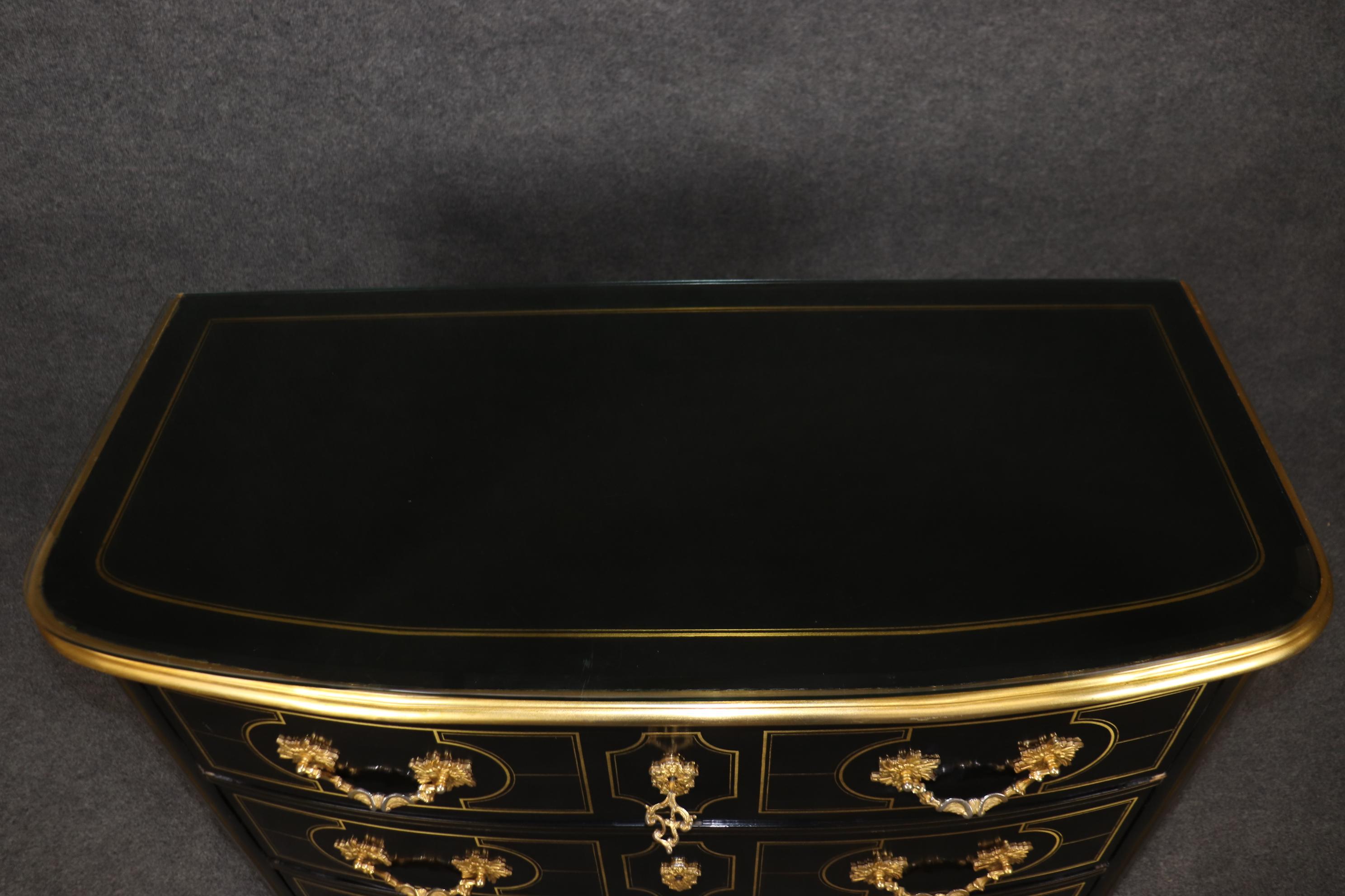Commode in ottone intarsiato e bronzo con piano in vetro, laccato ebanizzato. in vendita 2