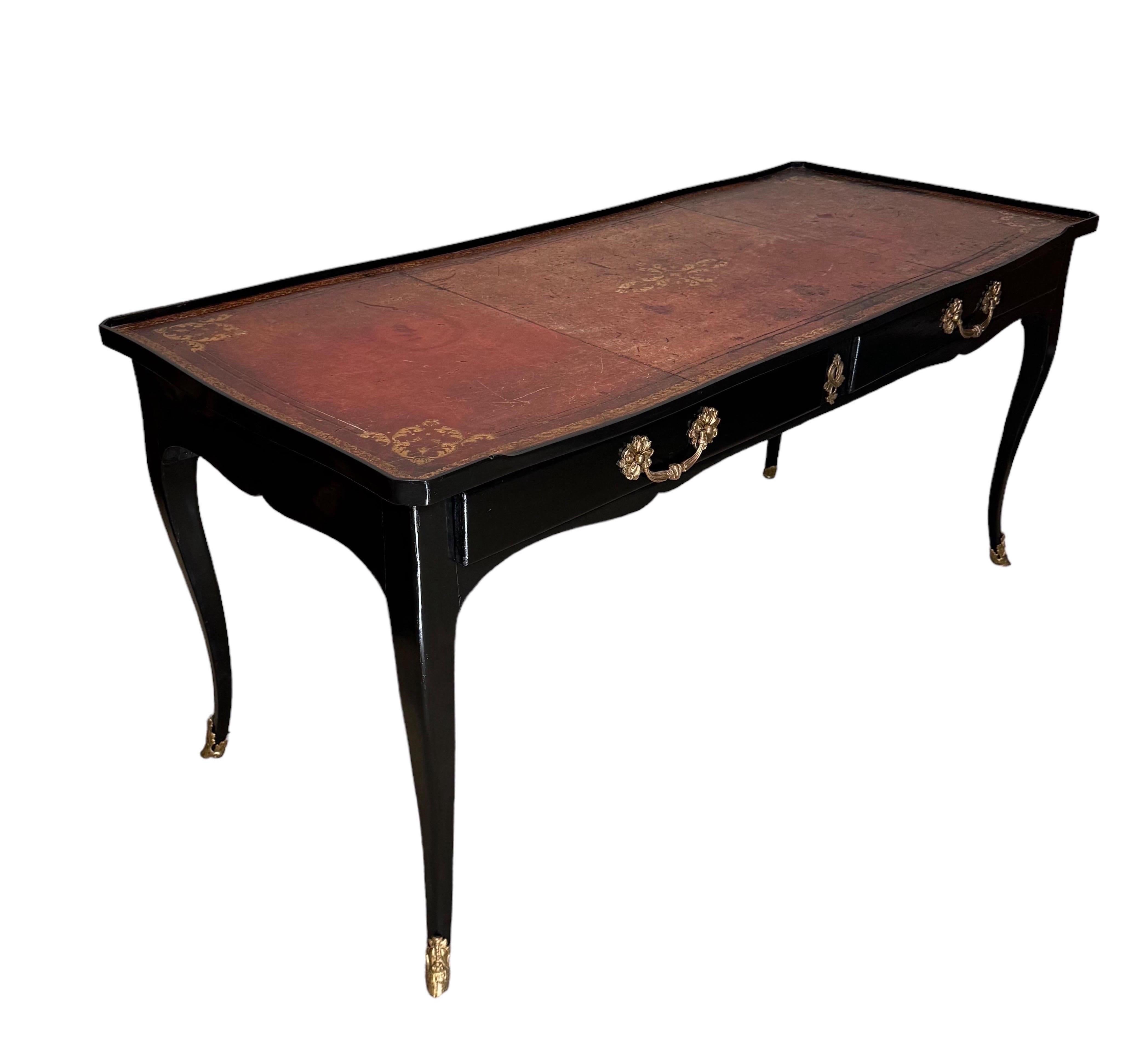 Ebonisierte Lederplatte Bureau Plat/Schreibtisch, Louis XV Periode

3 Arbeitsschubladen auf einer Seite. Rückwand mit 3 falschen Schubladen

CIRCA, 1760 mit einem Schlüssel

 Es ist Old Leder oben in brauchbaren, aber stark beansprucht Zustand.

 