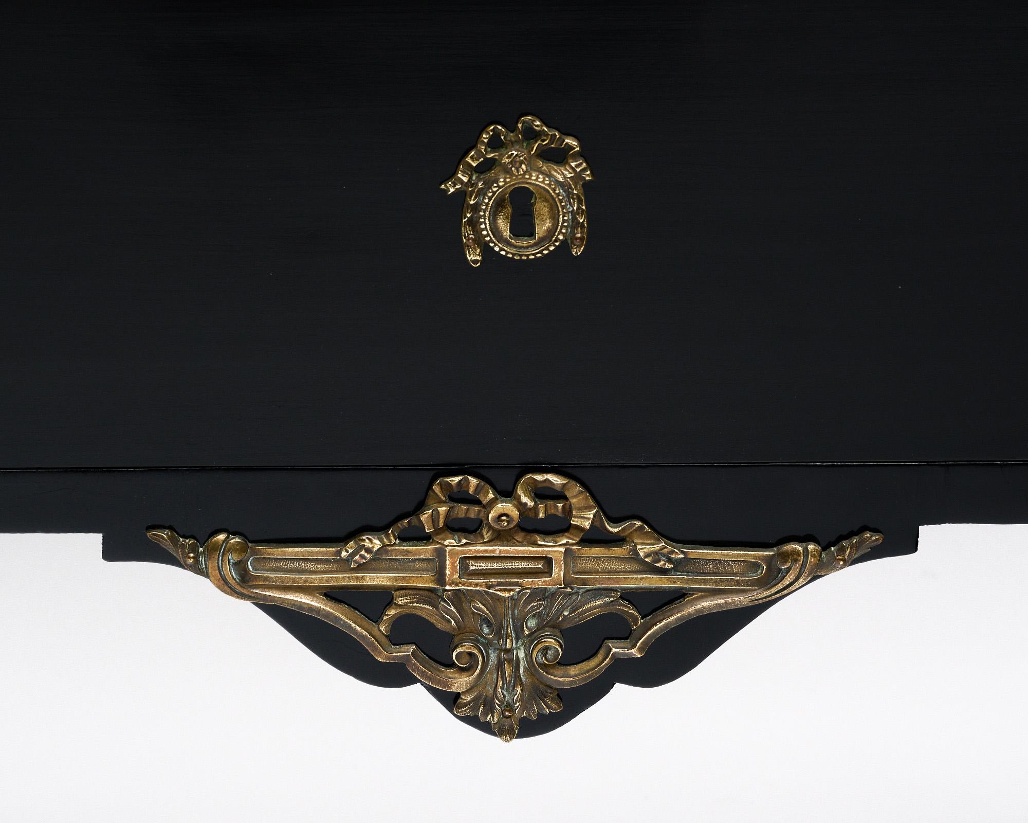 Ebonisierte Kommode im Louis-XVI-Stil (Messing) im Angebot