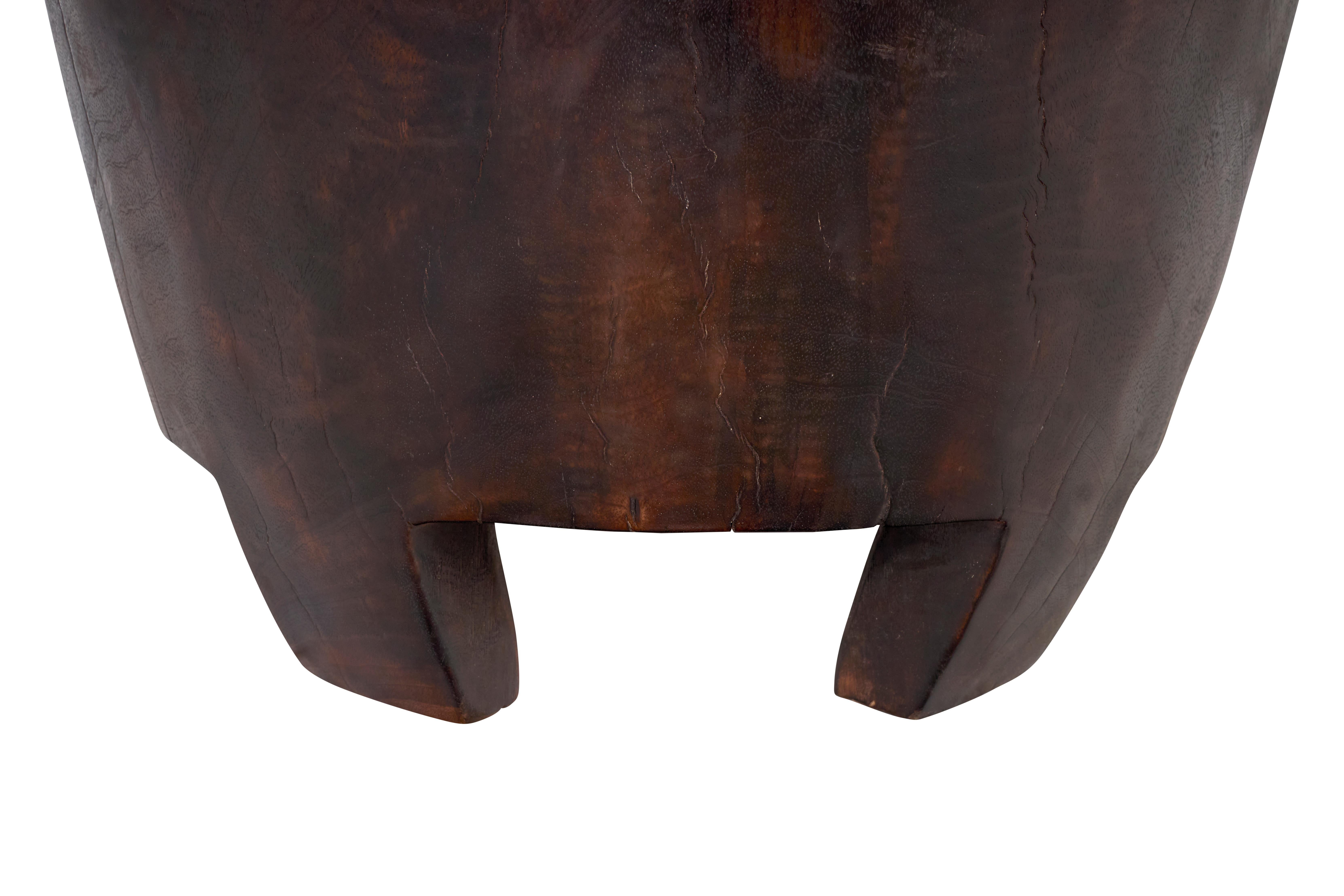 Mesa de tamaño cónico con patas de lichi ebonizado Moderno orgánico en venta