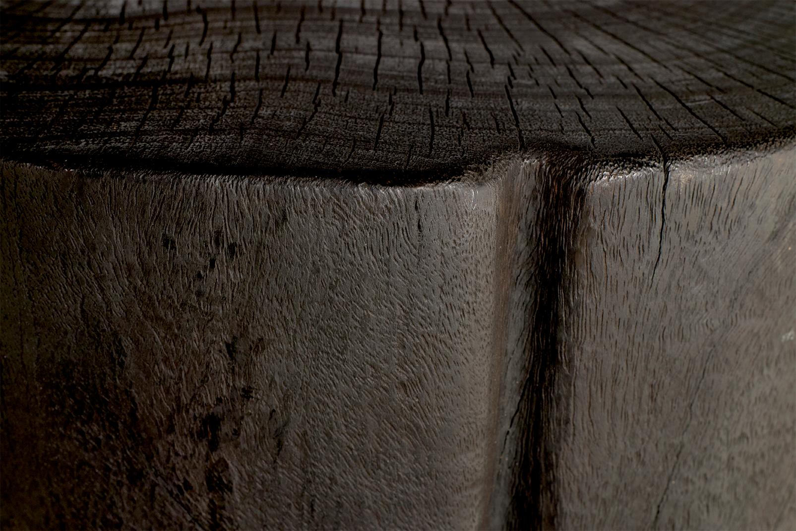 Beistelltisch aus ebonisiertem Lychee-Holz mit Fuß im Zustand „Gut“ im Angebot in Dallas, TX