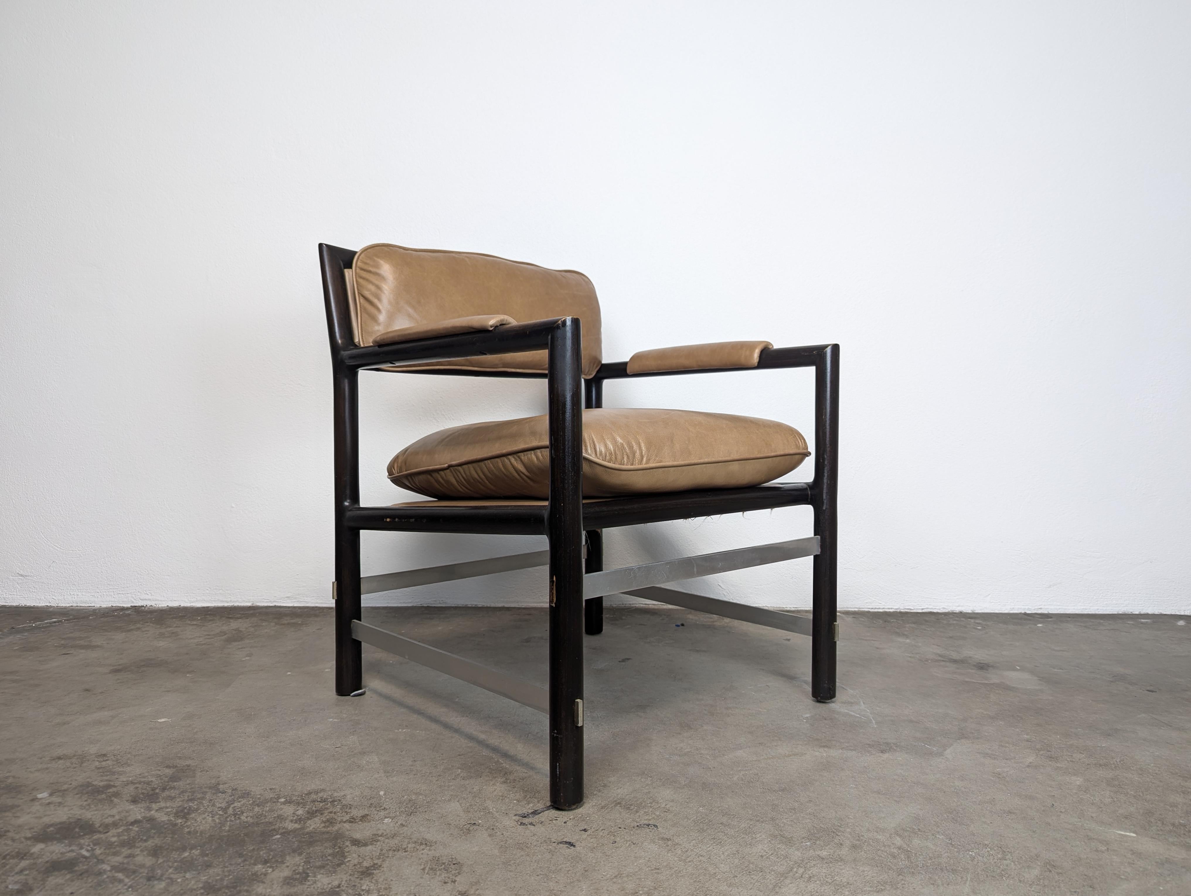 Adéntrate en un reino de elegancia y comodidad atemporales con este Sillón Moderno de Mediados de Siglo Ebonizado, creado por el icónico Edward Wormley para Dunbar en la década de 1950. Esta exquisita pieza combina la sofisticación de su época con