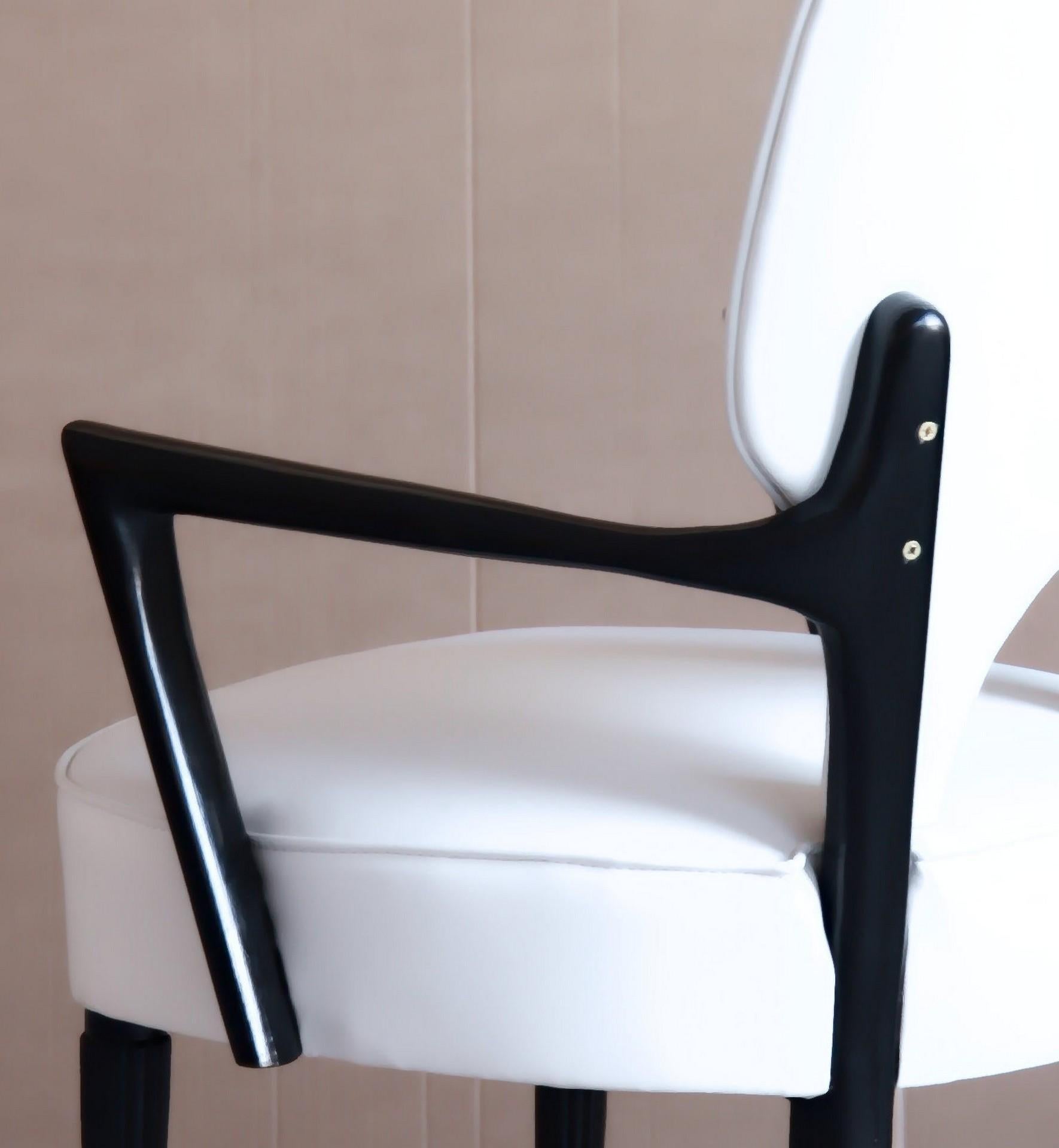 Italian Ebonized Modernist Armchair, Fiore leather upholstered. Great Design. Comfort 