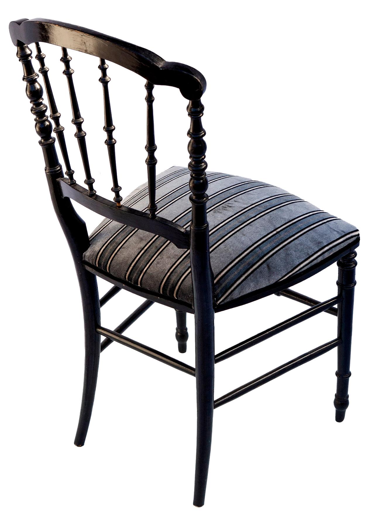 Ebonisierter Napoleon Charivari-Holzstuhl/Sessel mit gestreiftem Samtsitz (Napoleon III.) im Angebot