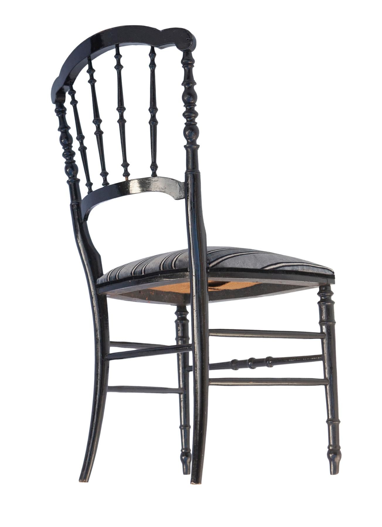 Ebonisierter Napoleon Charivari-Holzstuhl/Sessel mit gestreiftem Samtsitz (Handgefertigt) im Angebot