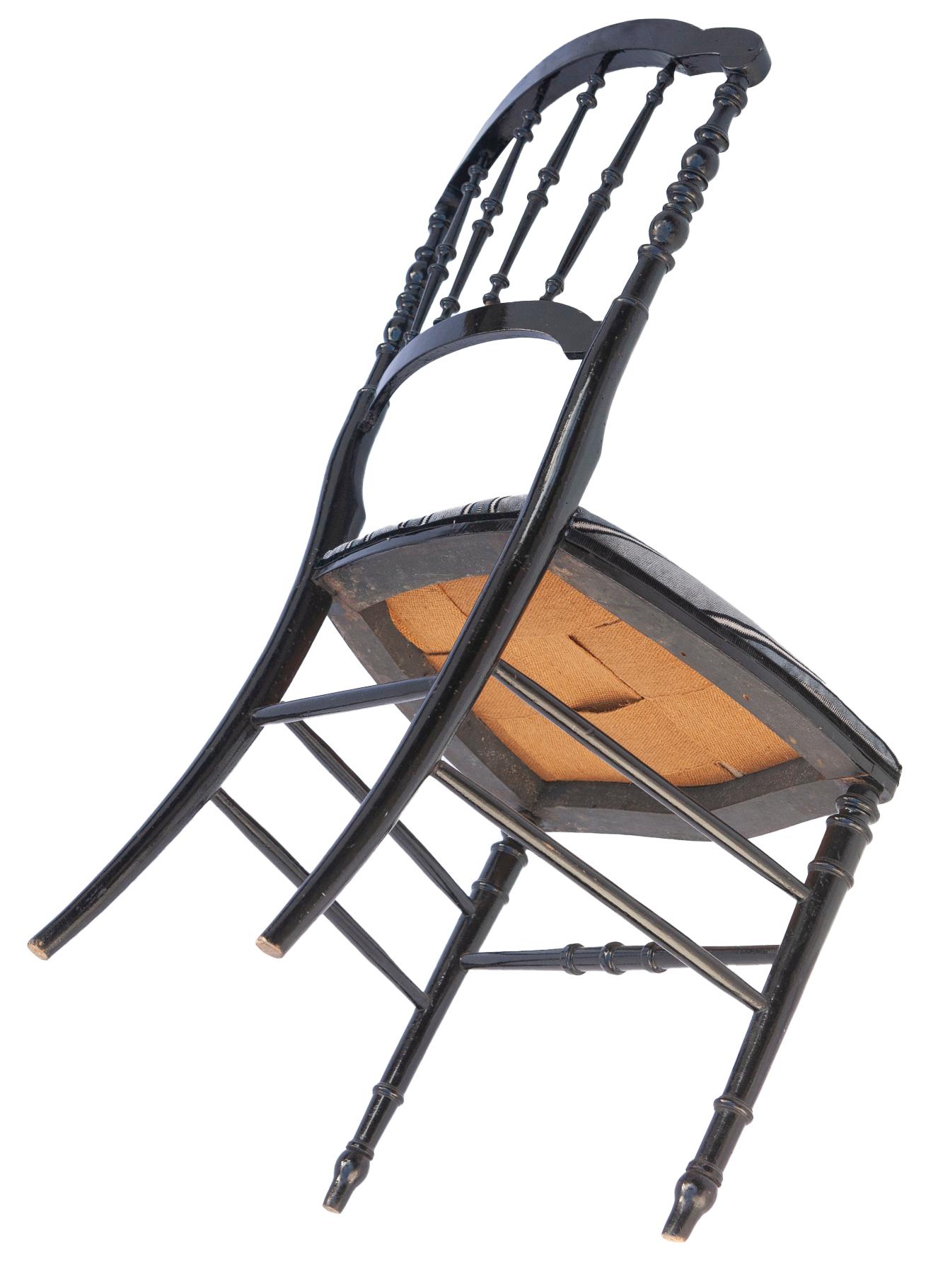 Ebonisierter Napoleon Charivari-Holzstuhl/Sessel mit gestreiftem Samtsitz im Zustand „Gut“ im Angebot in Malibu, CA