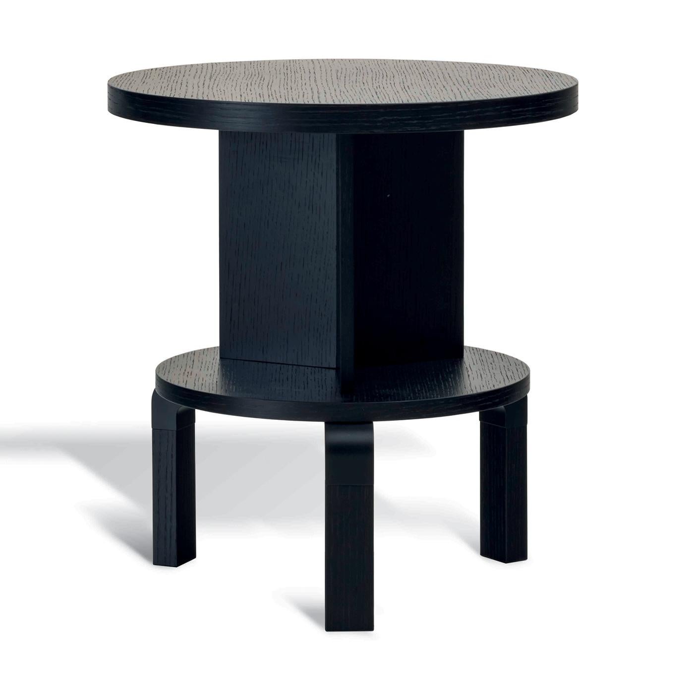 The feet, the tops and the structure of this coffee table are made of natural oak, ebonized oak or sucupira veneer. The feet also feature black painted metal inserts. This piece is a true eye-catcher thanks to its unsual two-level structure and to