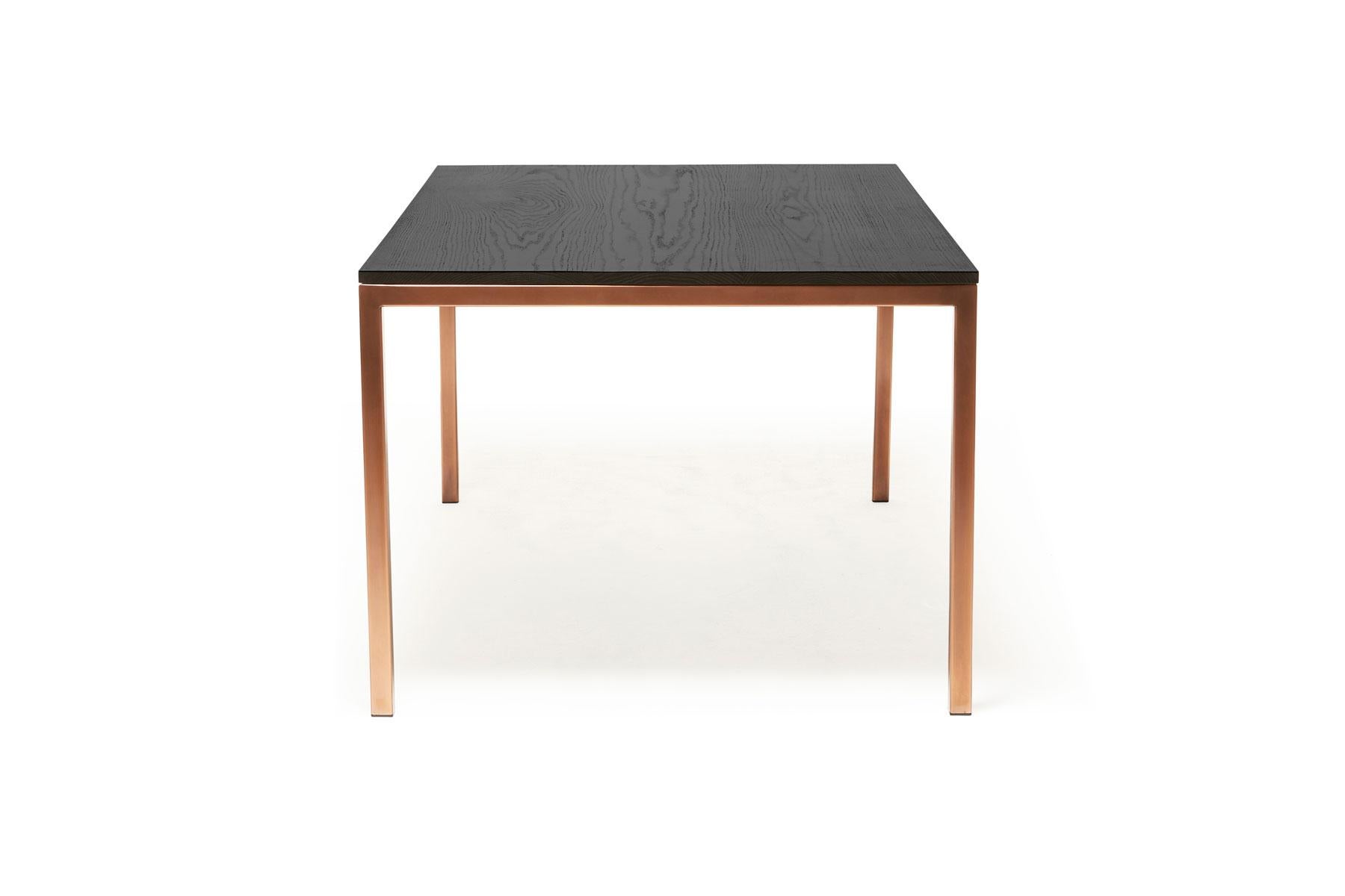 Ferronnerie Petite table de salle à manger en chêne ébénisé et cuivre antique en vente