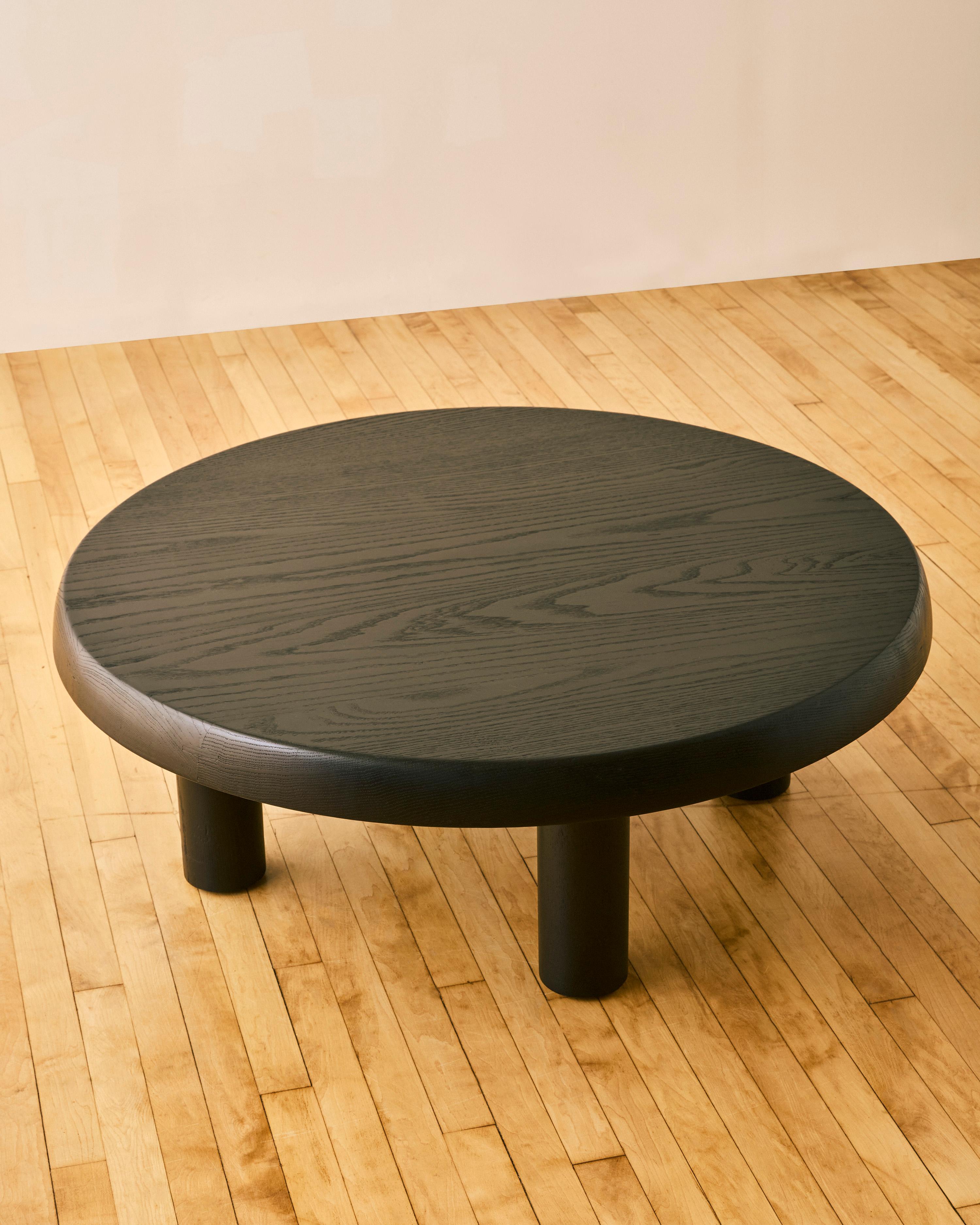 Mesa baja de roble ebonizado a la manera de Charlotte Perriand en Bueno estado para la venta en Long Island City, NY