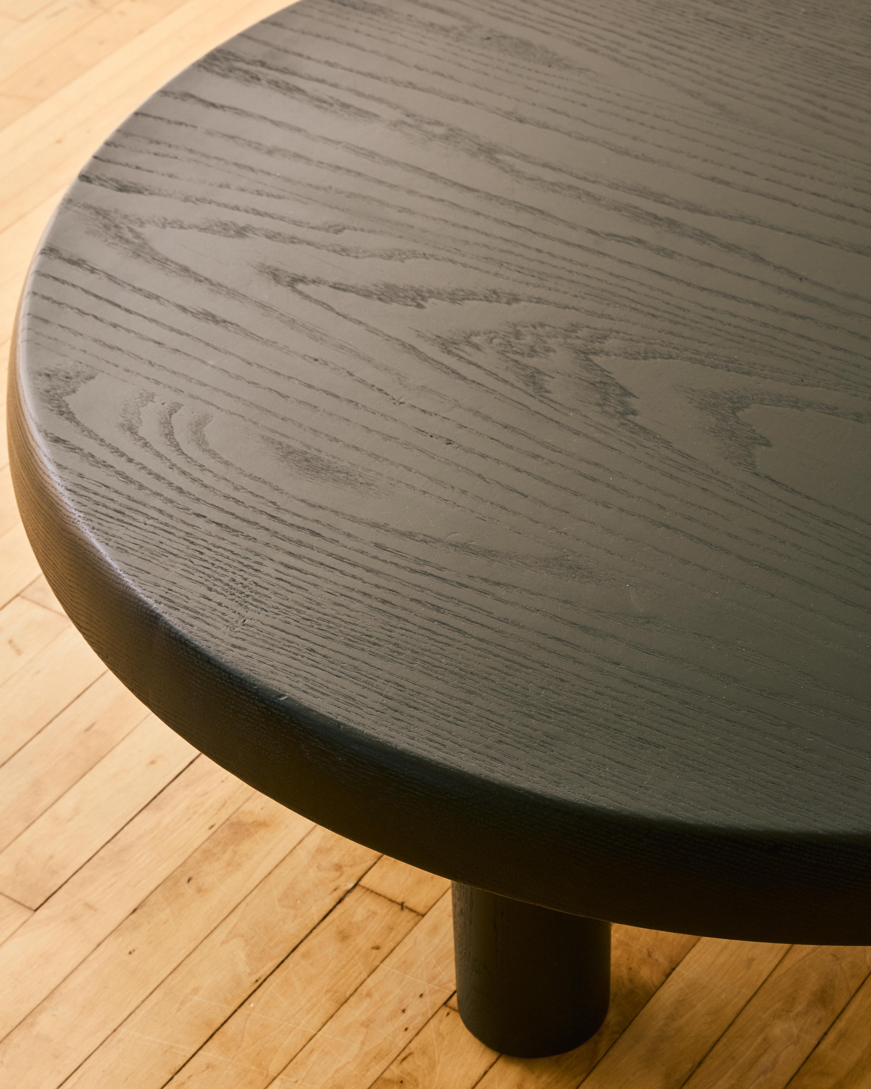 Mesa baja de roble ebonizado a la manera de Charlotte Perriand siglo XX en venta