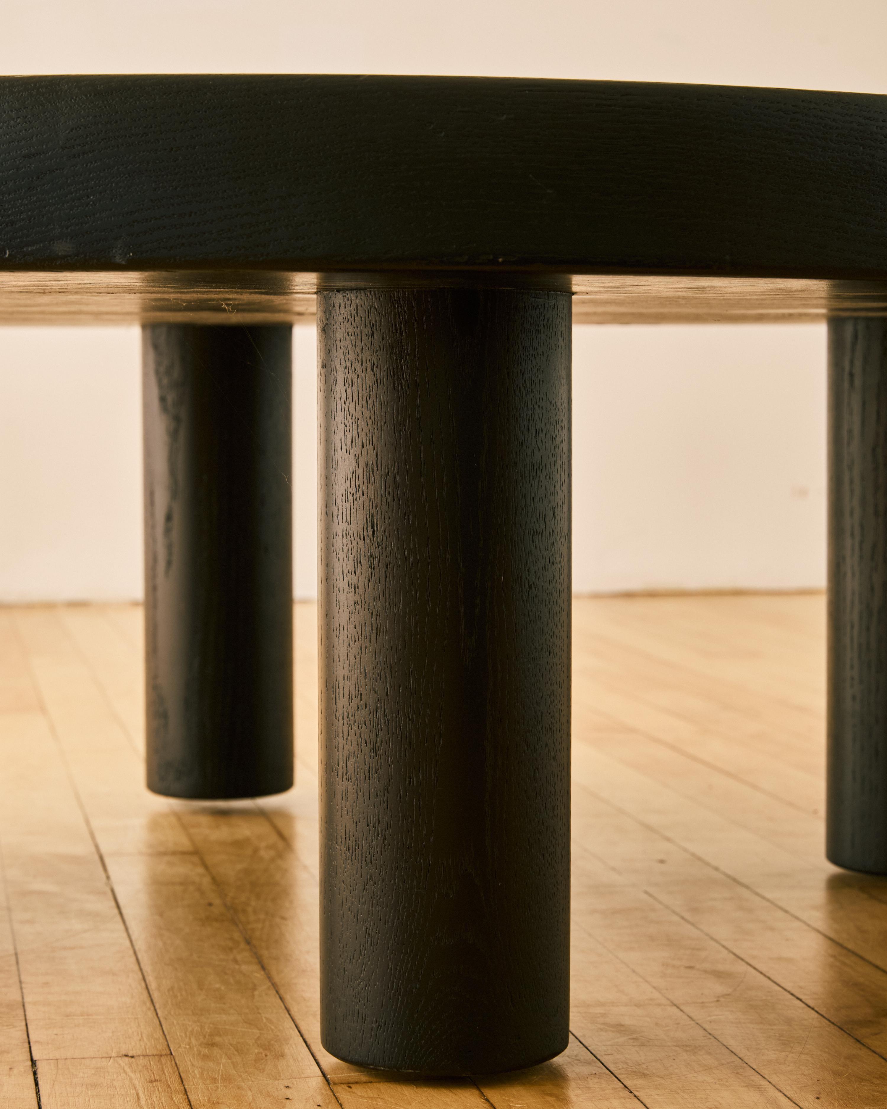 Mesa baja de roble ebonizado a la manera de Charlotte Perriand en venta 1