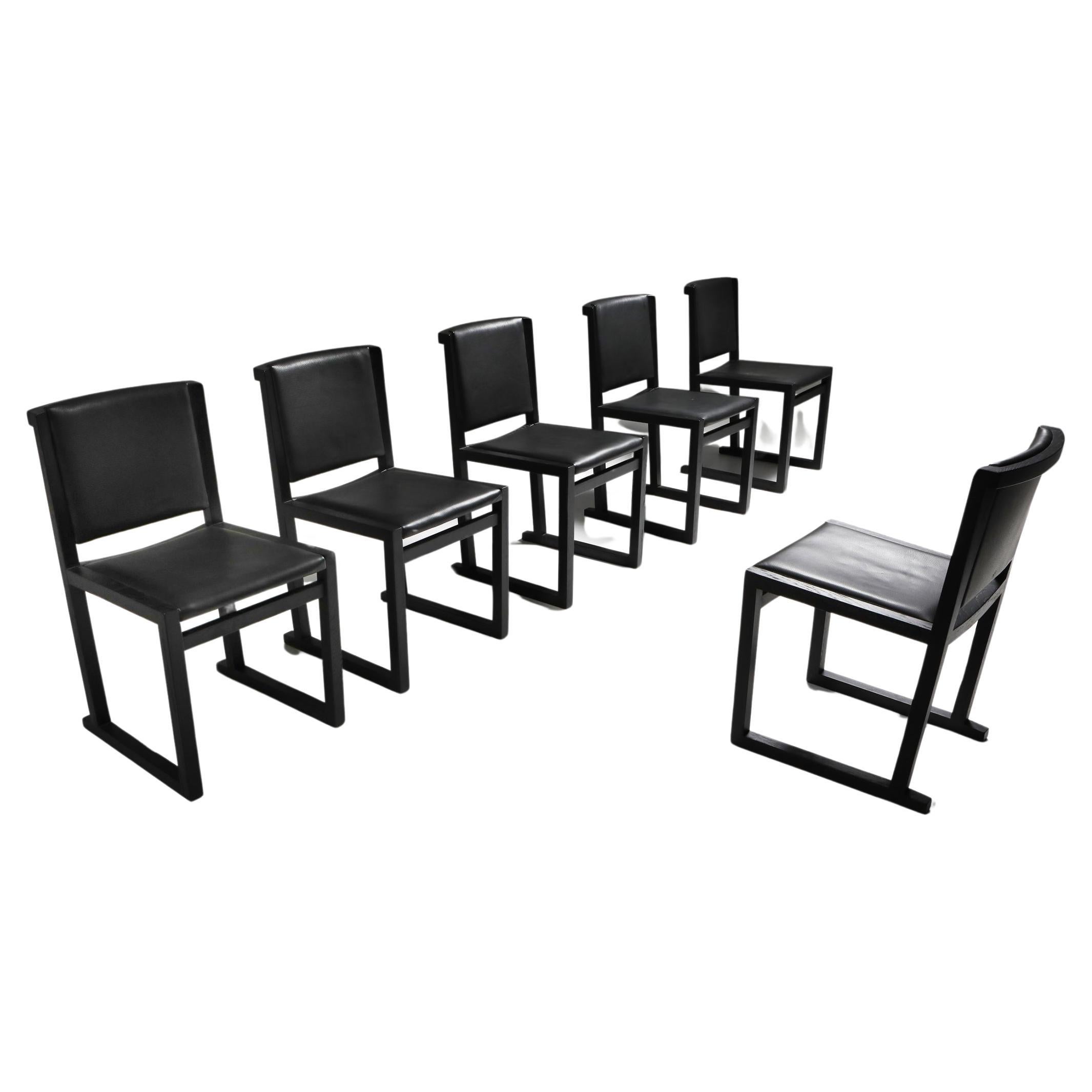 Maxalto Esszimmerstühle aus ebonisierter Eiche, hergestellt von Antonio Citterio im Jahr 2004, ein eindrucksvolles Beispiel für zeitgenössisches Möbeldesign. Antonio's Designkompetenz zeigt sich in den grazilen Linien und der Liebe zum Detail. Die
