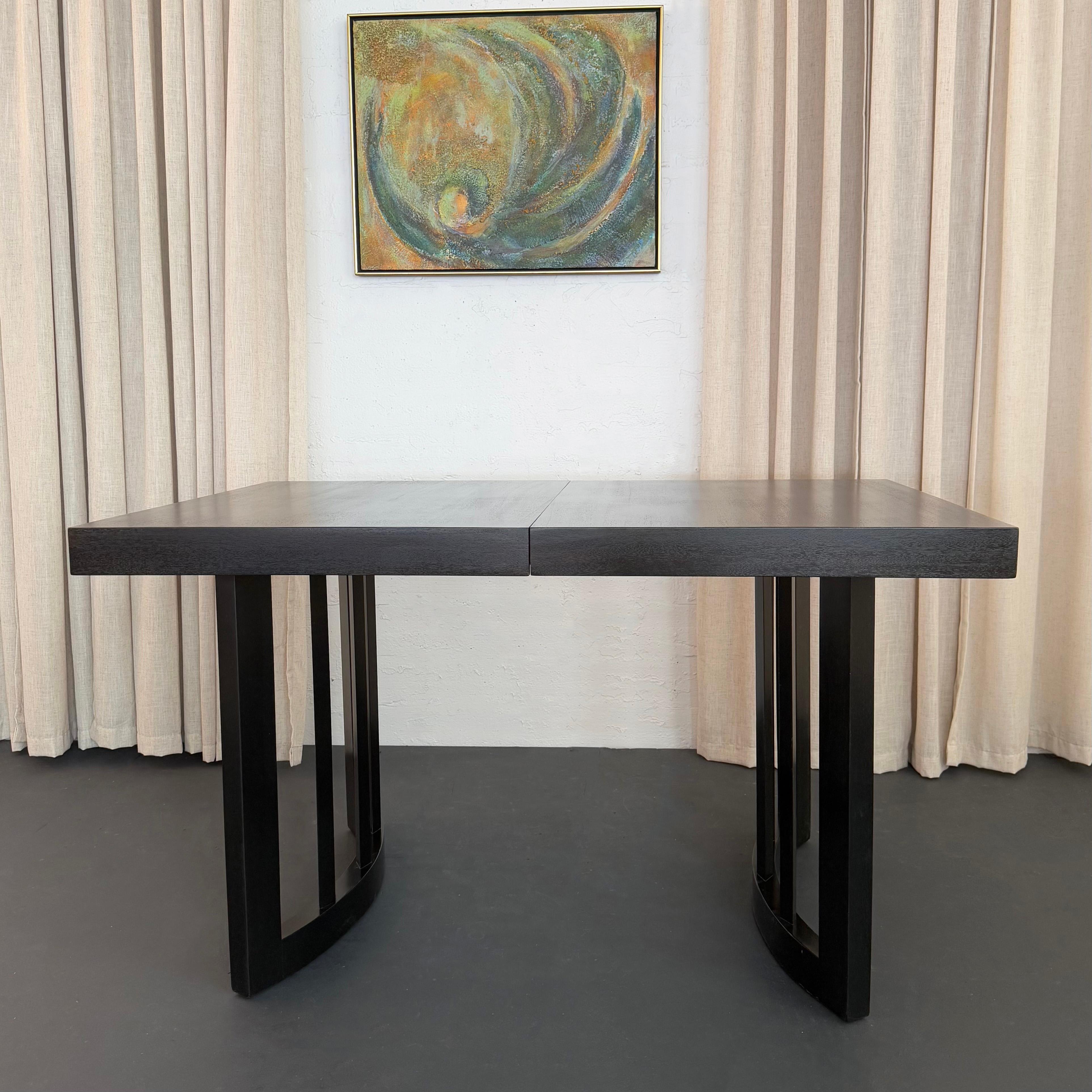 Mid-Century moderno Ebonized Oak Extension Dining Table By Paul Laszlo For Brown Saltman in vendita