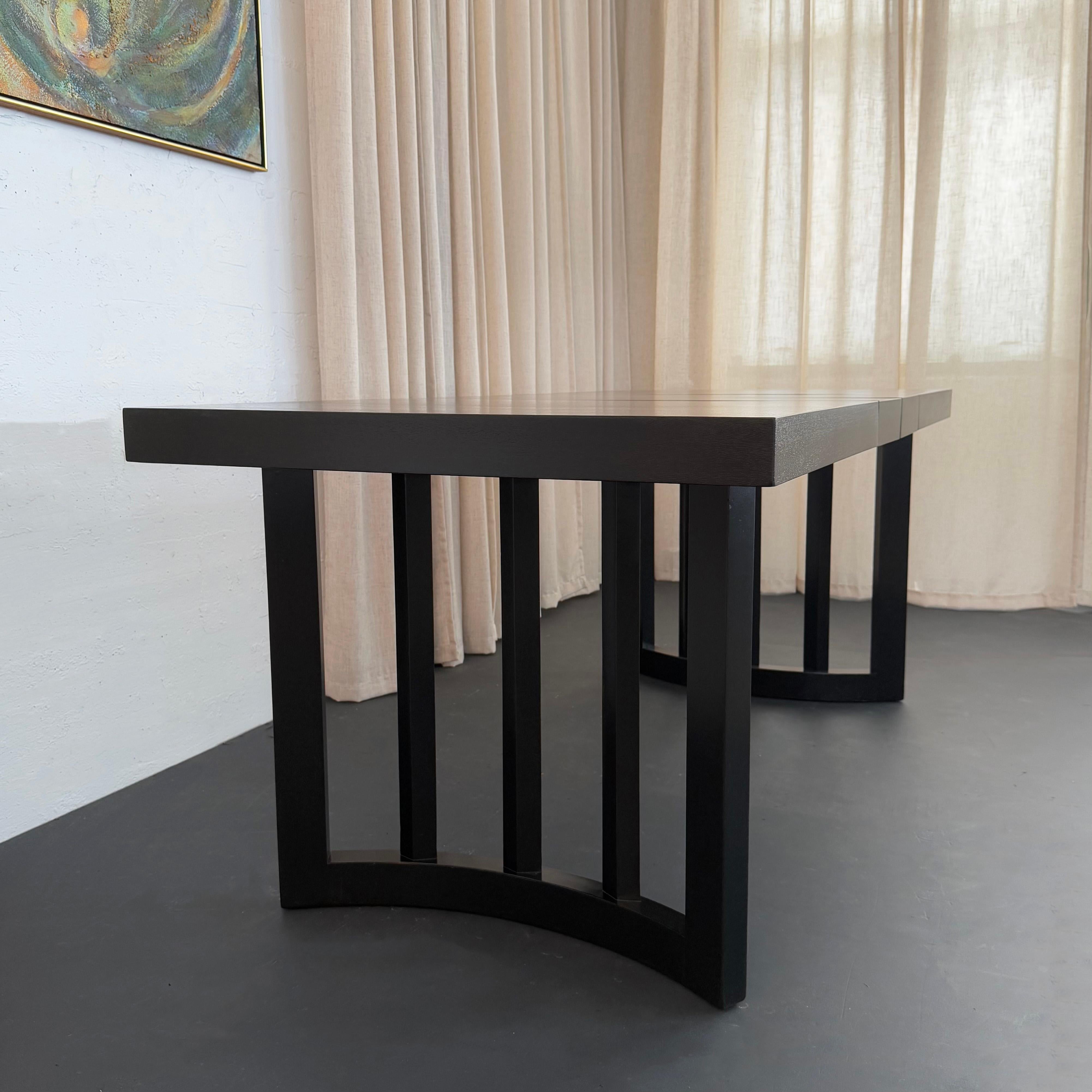 Ebonized Oak Extension Dining Table By Paul Laszlo For Brown Saltman In condizioni buone in vendita a Brooklyn, NY