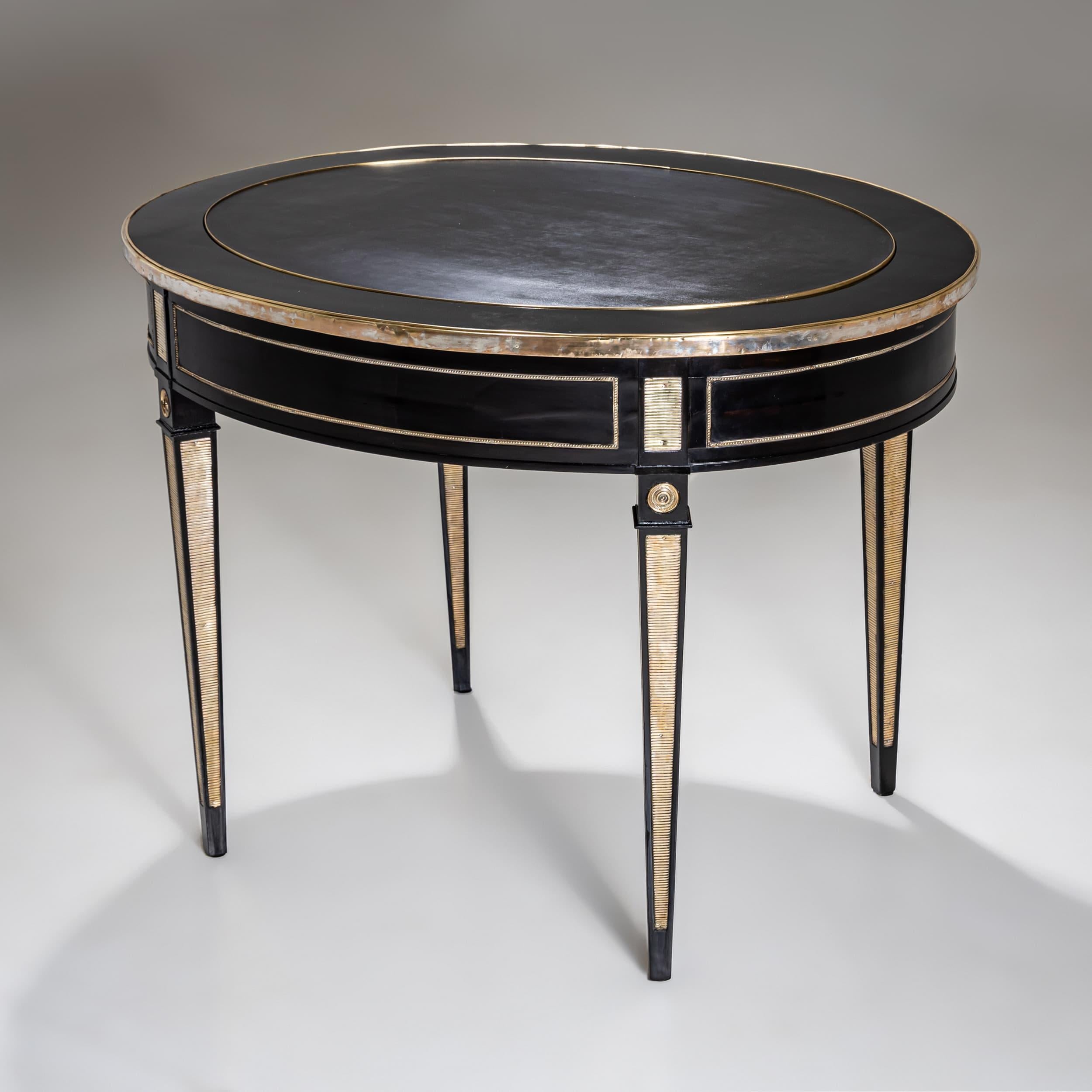 Ebonized oval Desk, 19th Century In Good Condition For Sale In Greding, DE