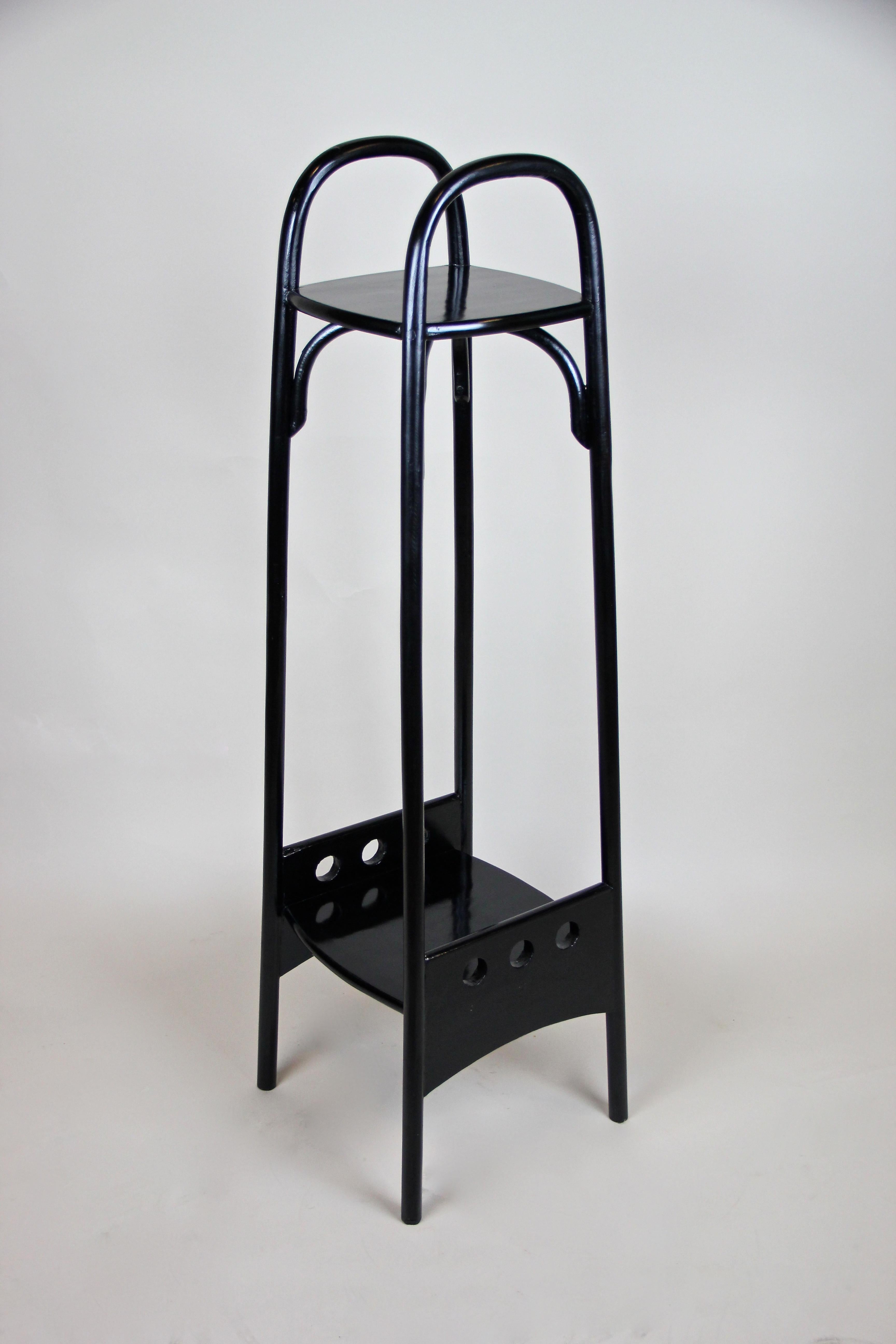 Ebonized Pedestal by Thonet Mod. Nr. 9522 Art Nouveau, Austria, circa 1906 In Good Condition In Lichtenberg, AT