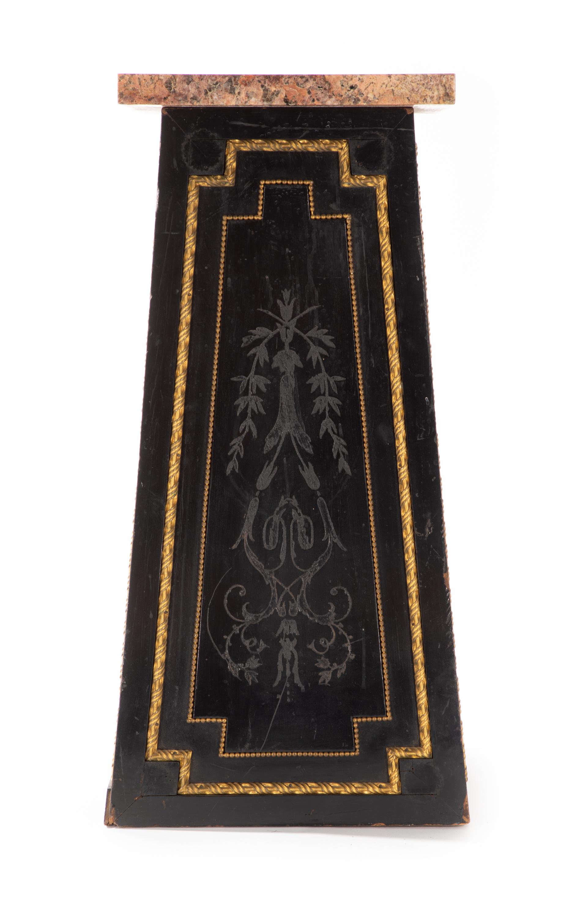 Ebonisierter Sockel mit Dekoration aus vergoldeter Bronze im Zustand „Relativ gut“ im Angebot in Dallas, TX