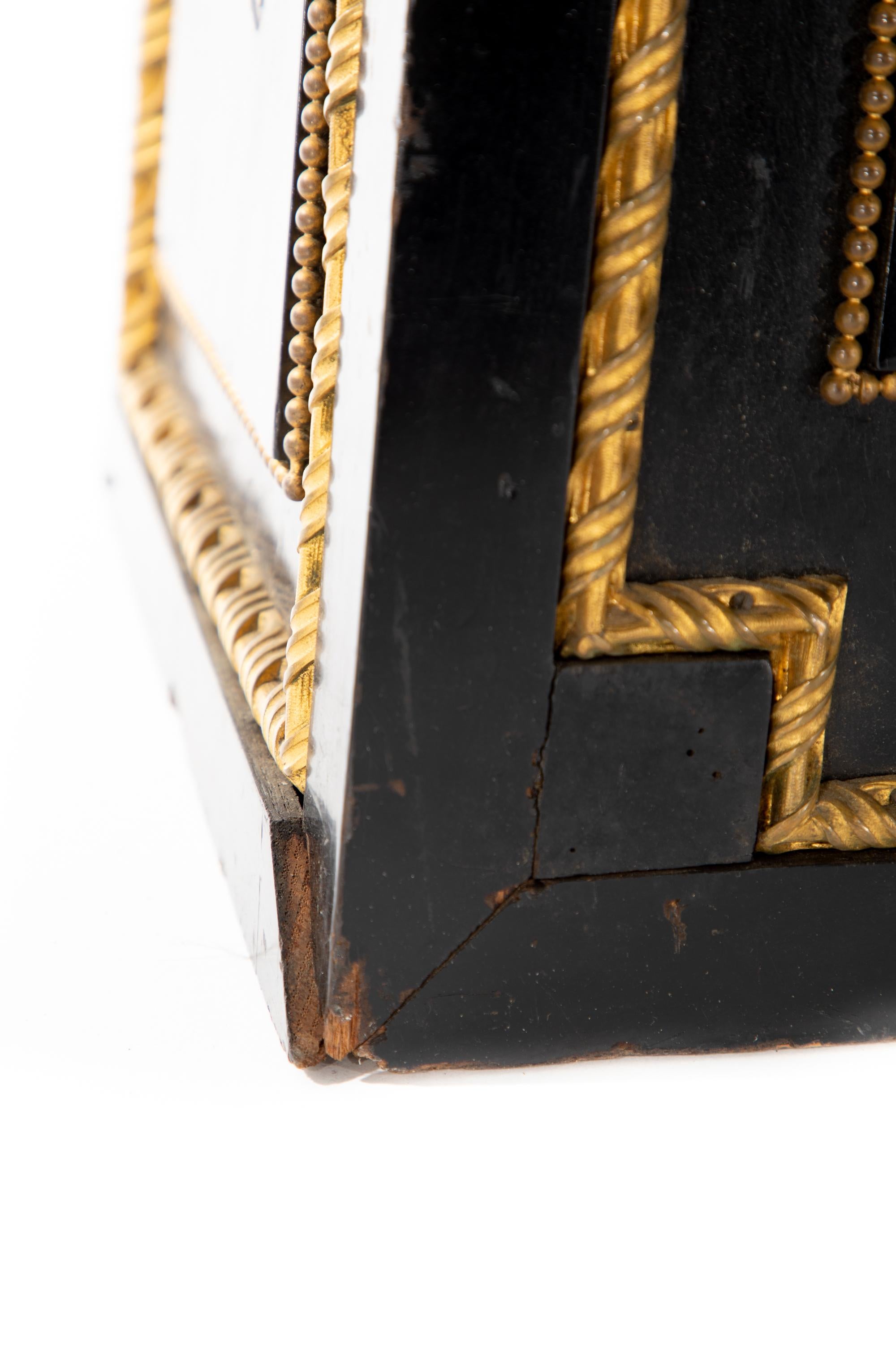 Ebonisierter Sockel mit Dekoration aus vergoldeter Bronze (19. Jahrhundert) im Angebot