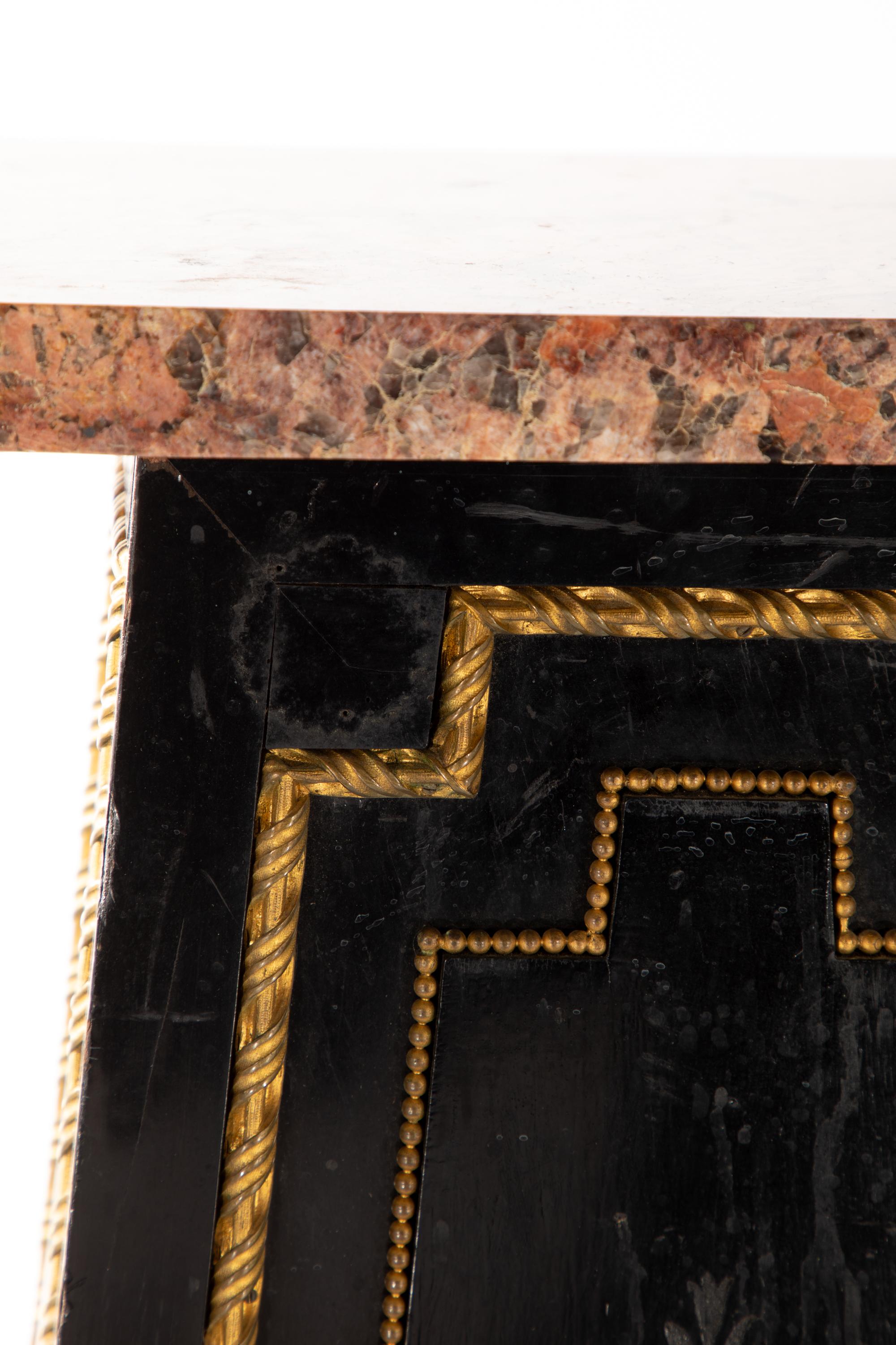 Ebonisierter Sockel mit Dekoration aus vergoldeter Bronze im Angebot 1