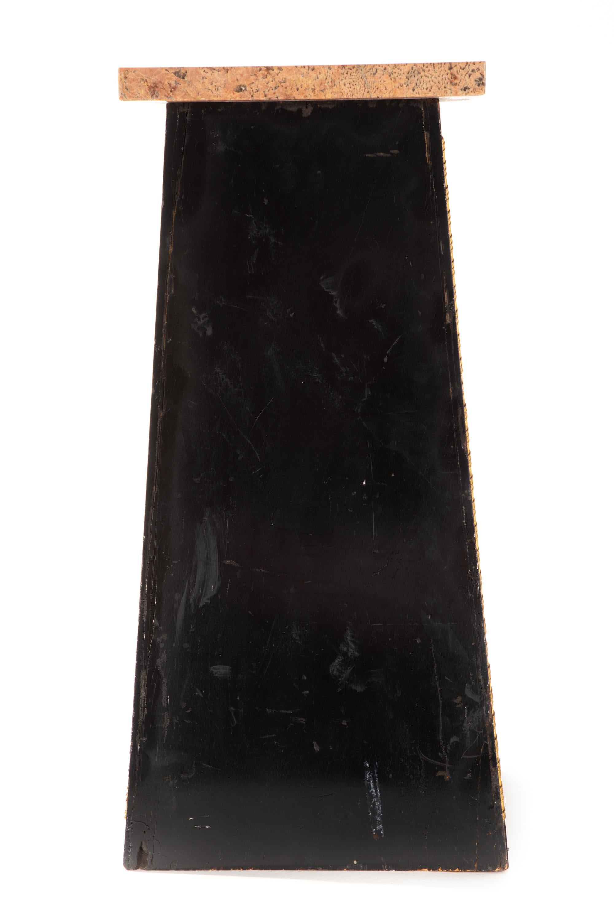 Ebonisierter Sockel mit Dekoration aus vergoldeter Bronze im Angebot 2