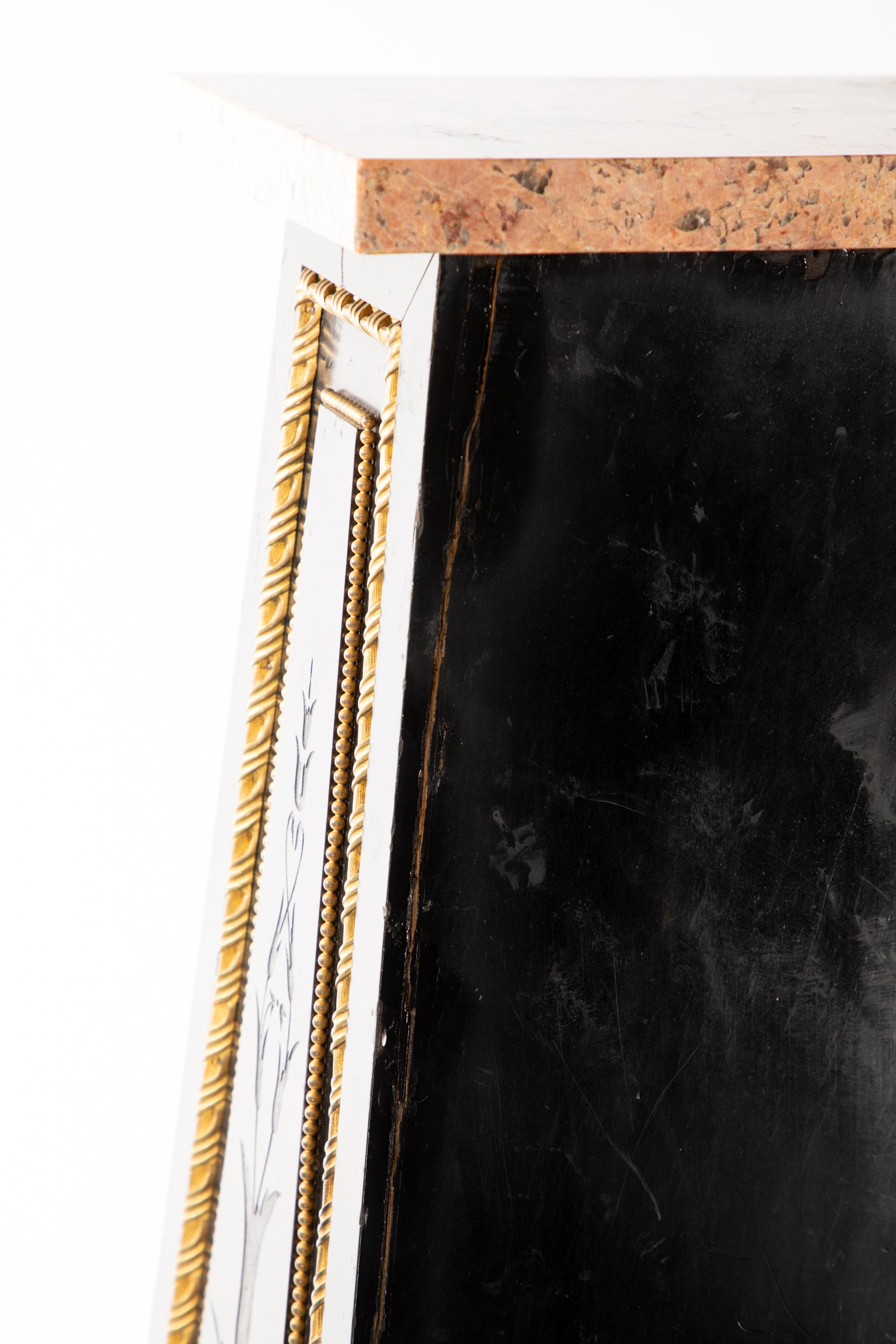 Ebonisierter Sockel mit Dekoration aus vergoldeter Bronze im Angebot 4