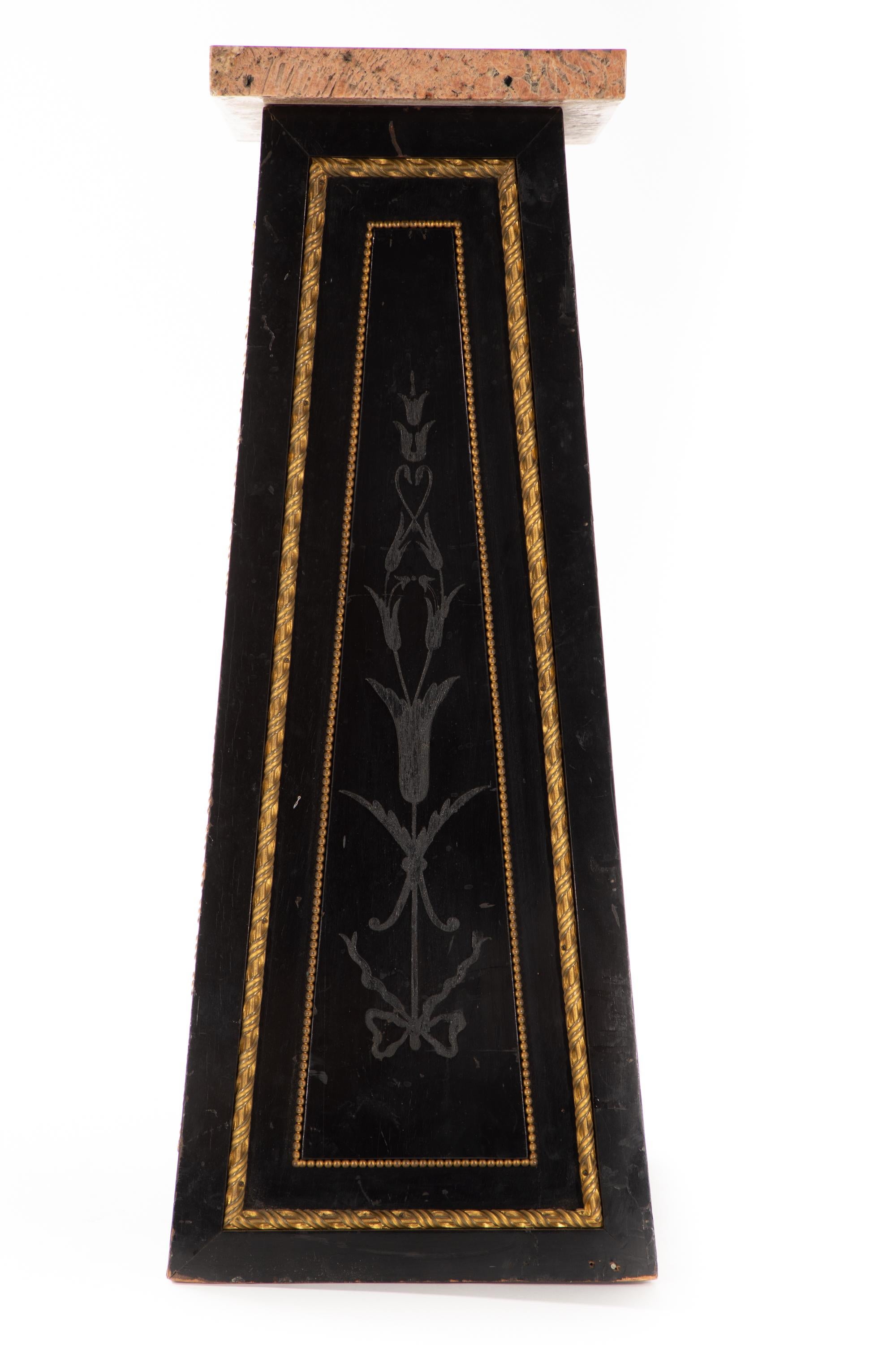 Ebonisierter Sockel mit Dekoration aus vergoldeter Bronze im Angebot 5