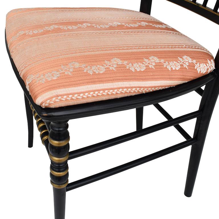 Beistellstuhl aus ebonisiertem Regency-Holz in Schwarz mit Stick- und Kugelgold-Details  (amerikanisch) im Angebot