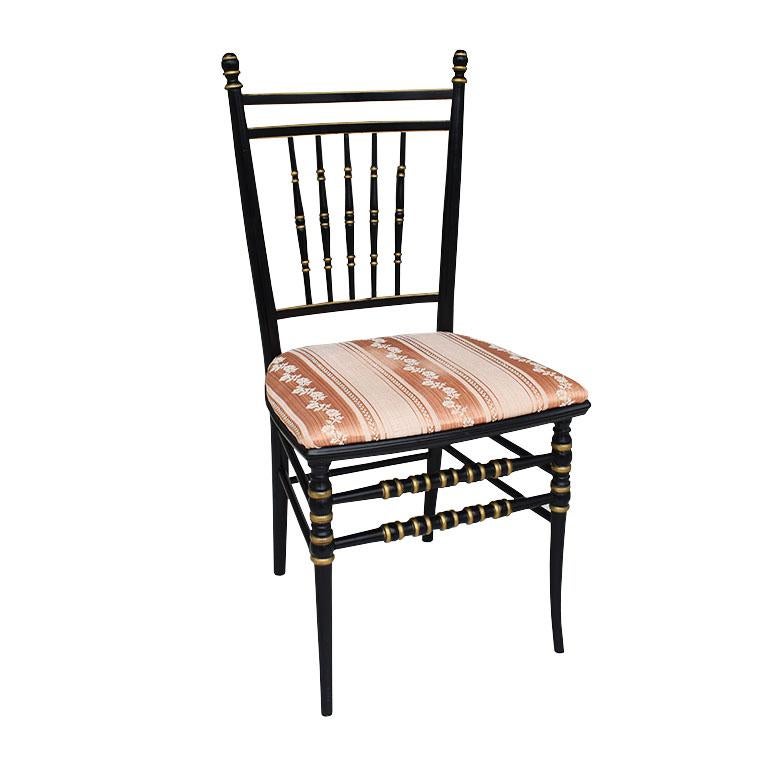 Tissu Chaise d'appoint en bois de style Régence ébonisé en noir avec détails en or de type Stick and Ball en vente