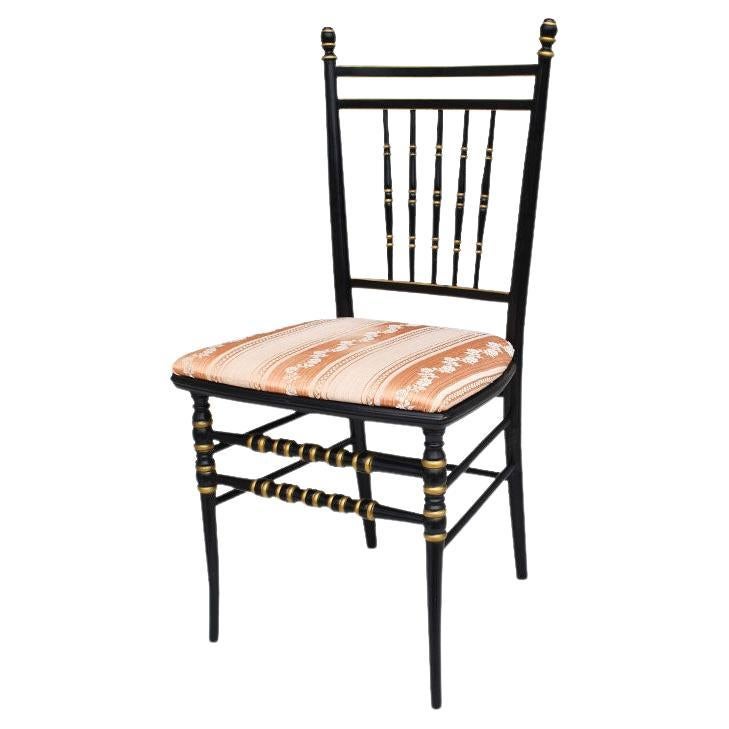 Beistellstuhl aus ebonisiertem Regency-Holz in Schwarz mit Stick- und Kugelgold-Details  im Angebot